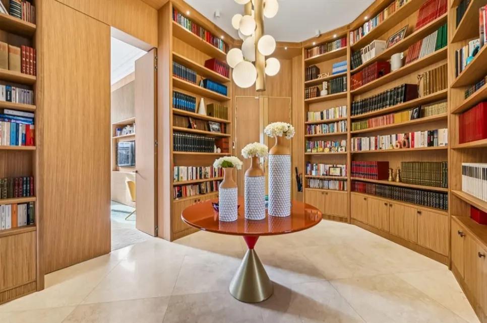 Bibliothèque en boiserie avec étagères sur mesure
