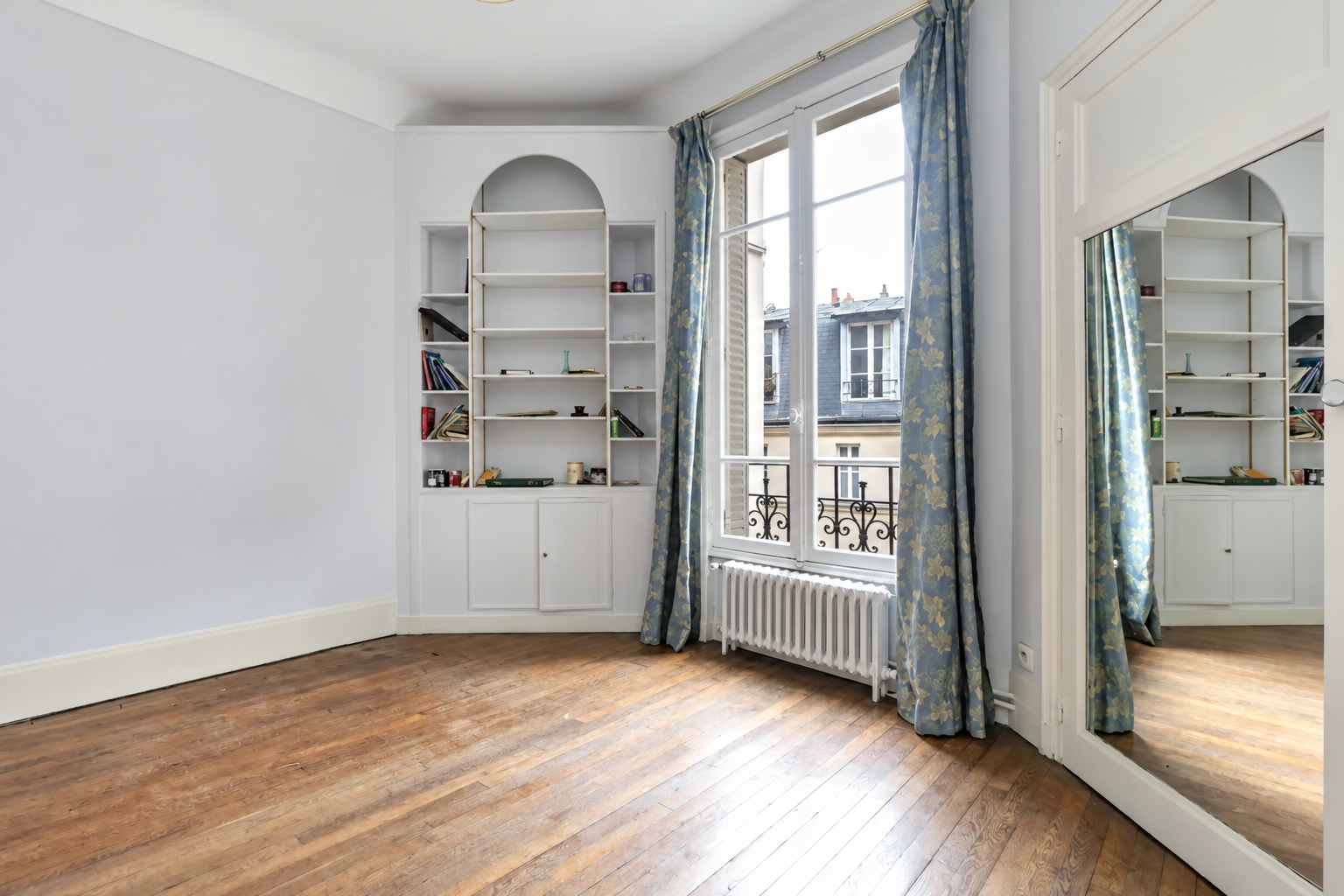 Chambre lumineuse avec parquet et rangements intégrés