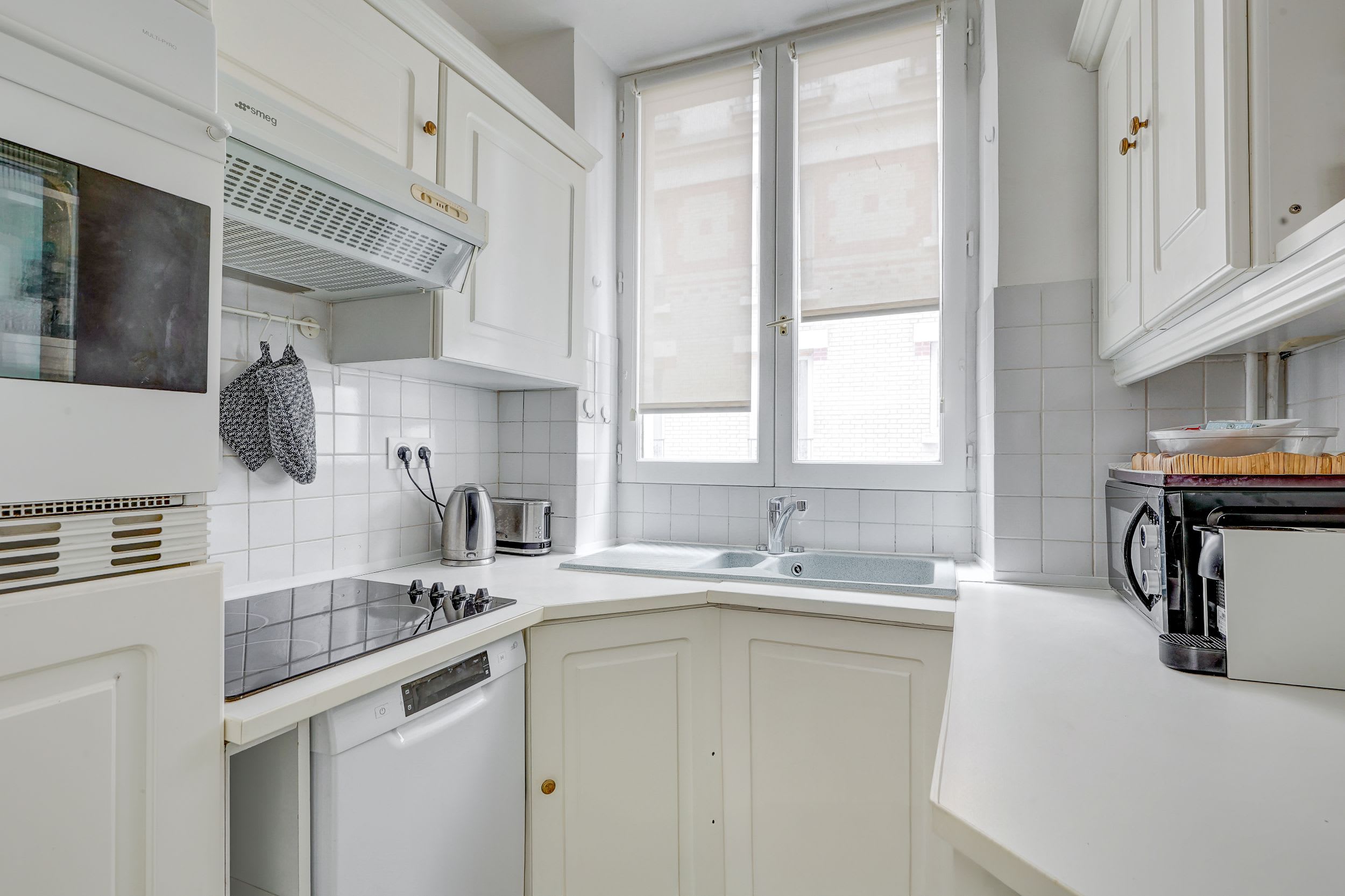 French elegant apartment near the Arc de Triomphe