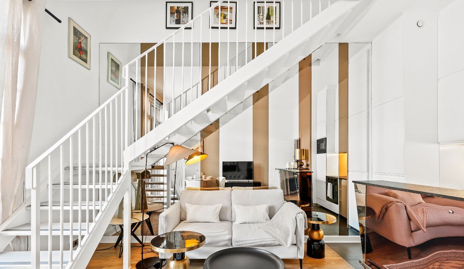 Duplex de luxe Paris 16e, séjour double hauteur avec balcon en fer forgé et vue Tour Eiffel, location meublée moyenne durée