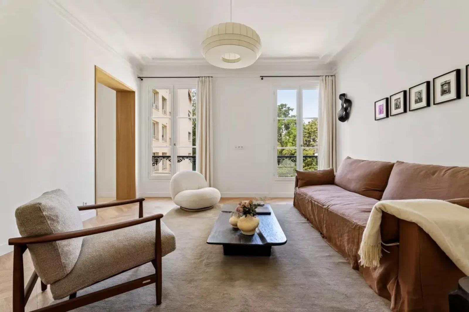 Salon moderne avec canapé et vue sur verdure