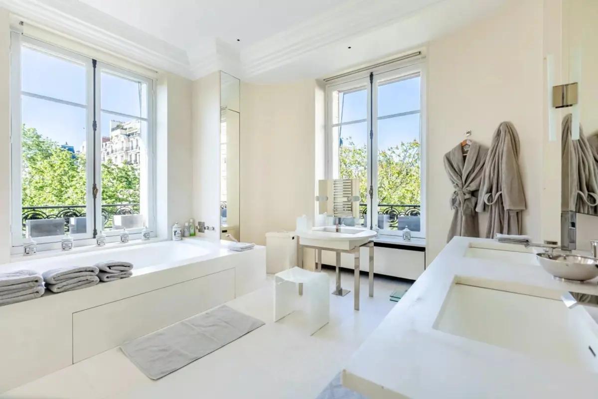 Salle de bains avec baignoire et vue sur jardin