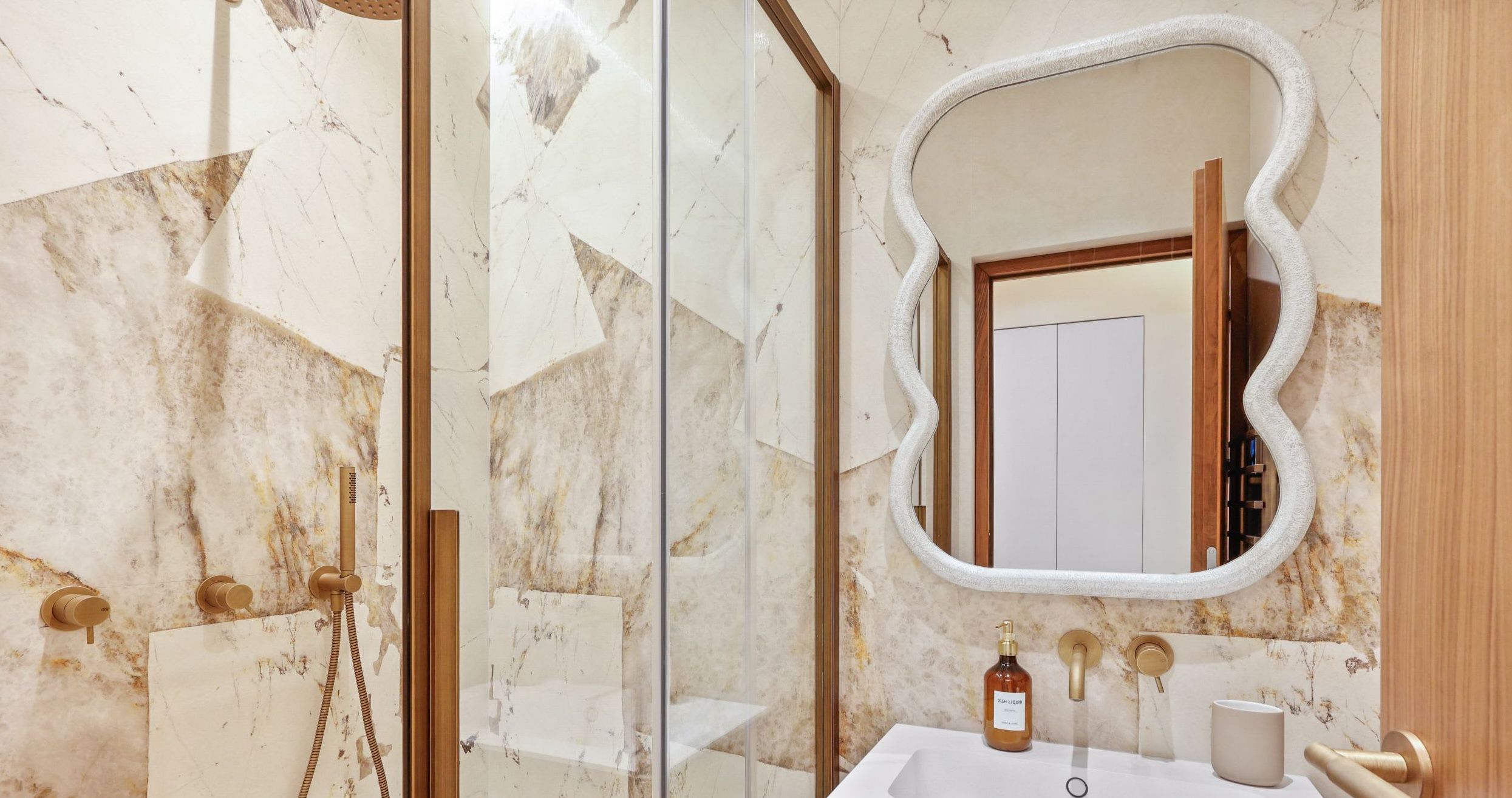 Appartement 2 chambres rénové et lumineux avec séjour à Saint-Germain-des-Prés.