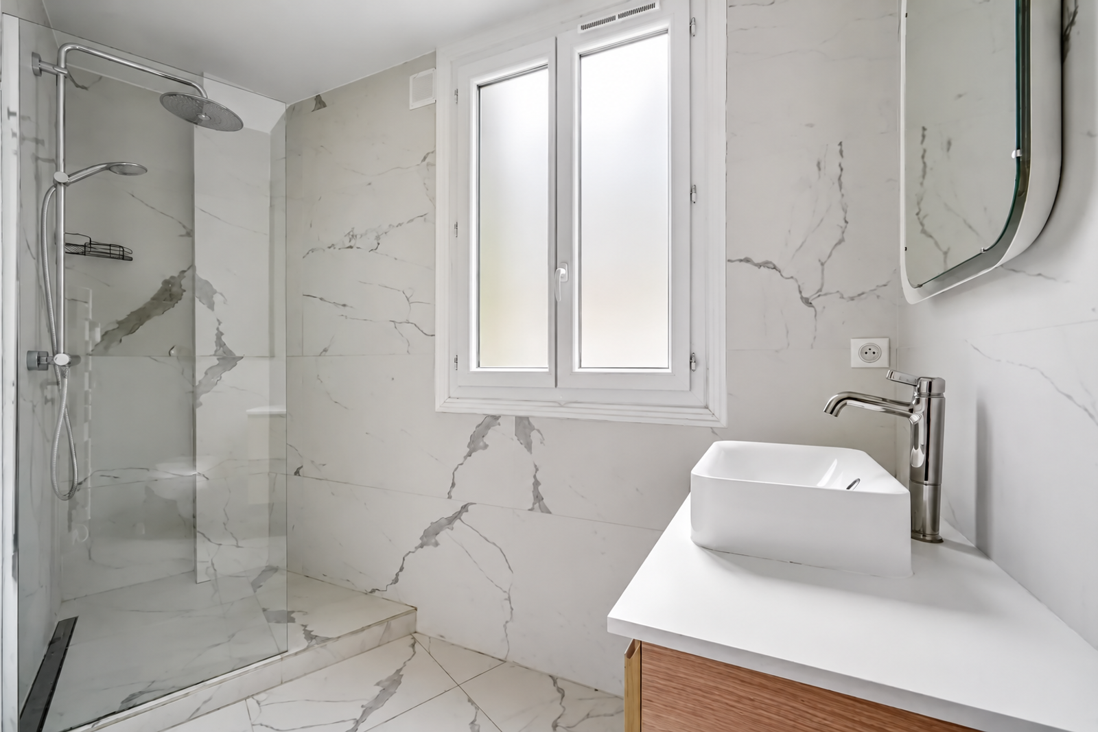 Salle d'eau moderne avec douche à l'italienne