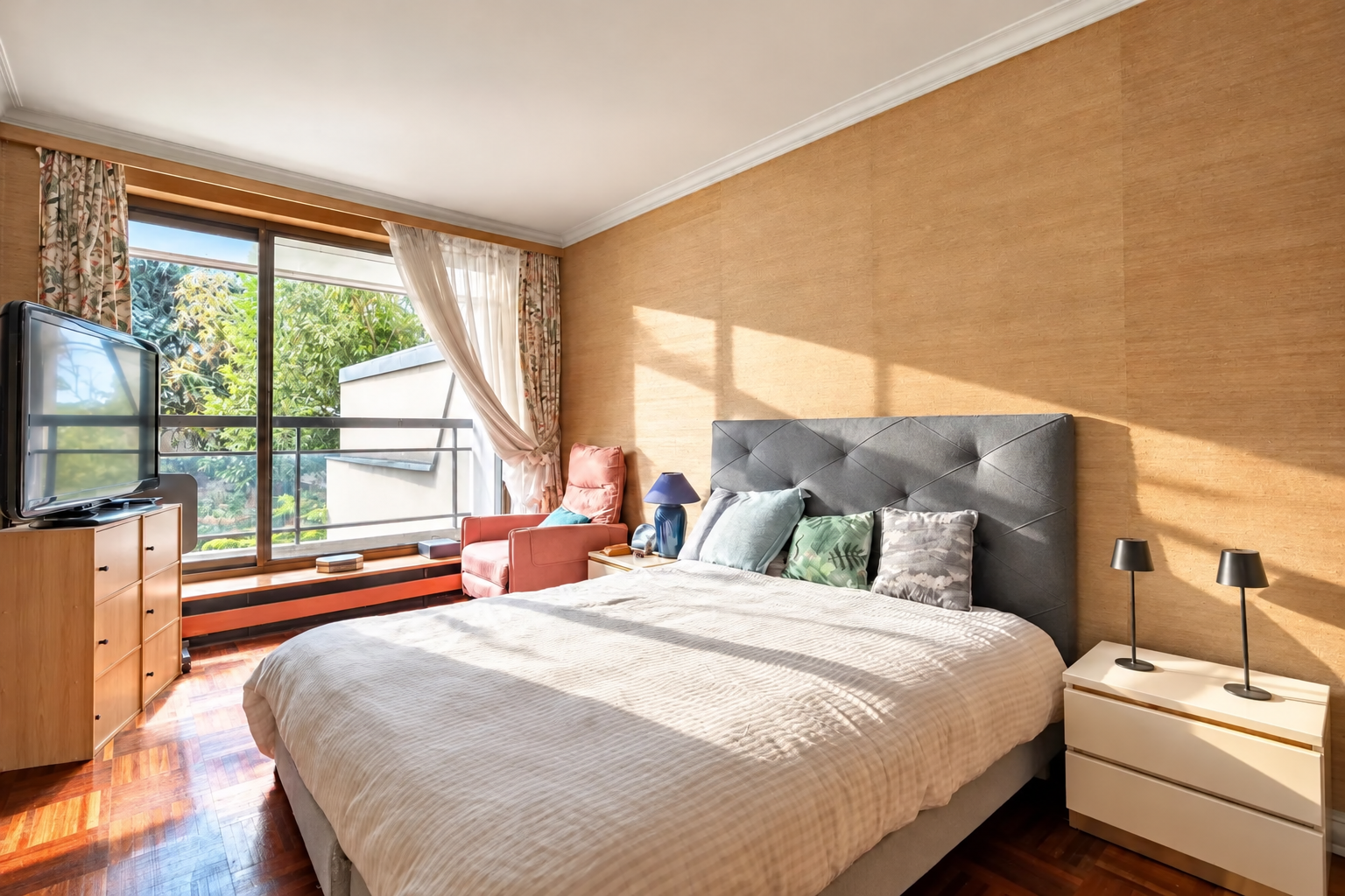 Chambre lumineuse avec lit double et vue jardin