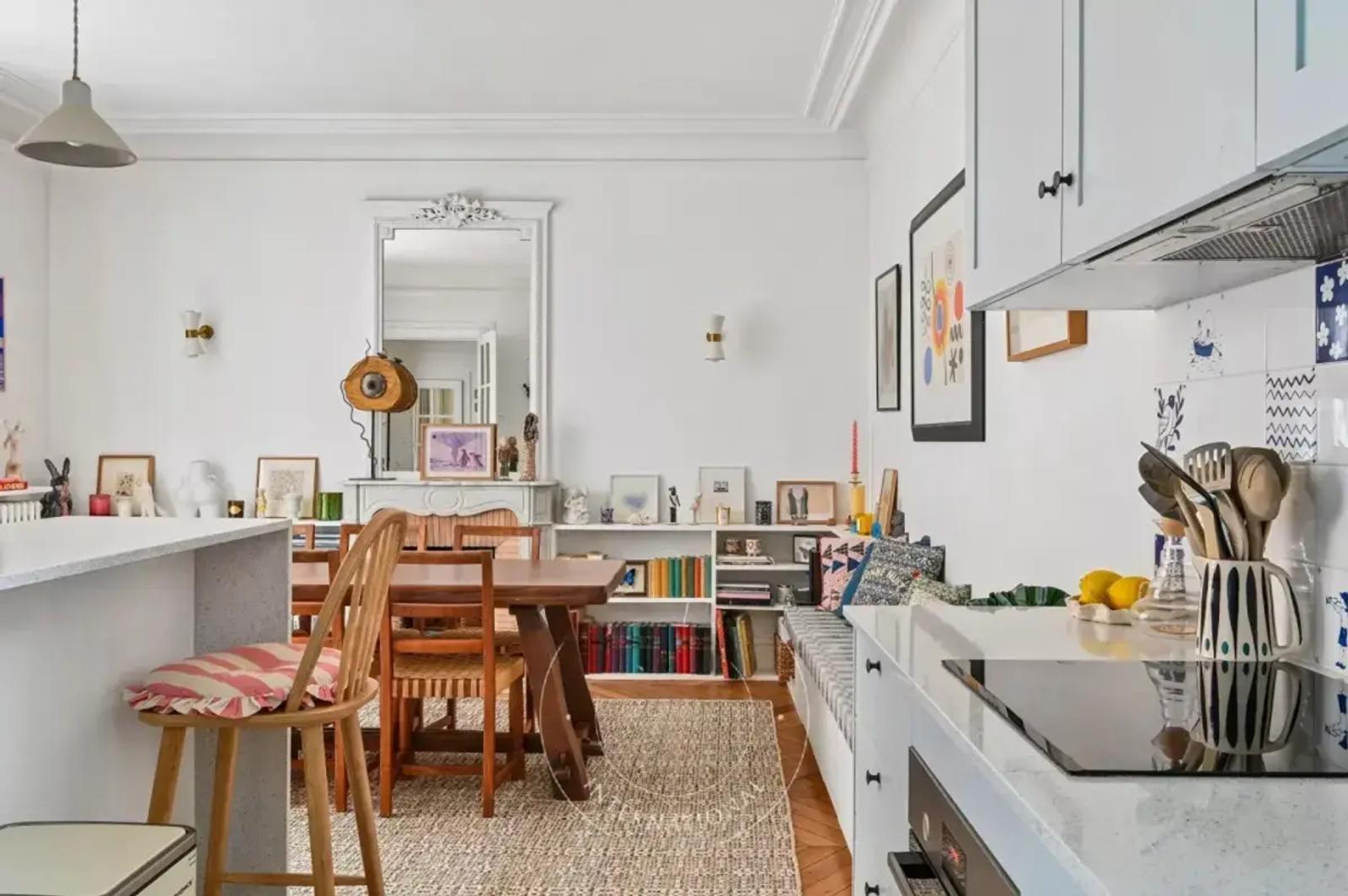 Vue de la cuisine vers la cheminée de la salle à manger