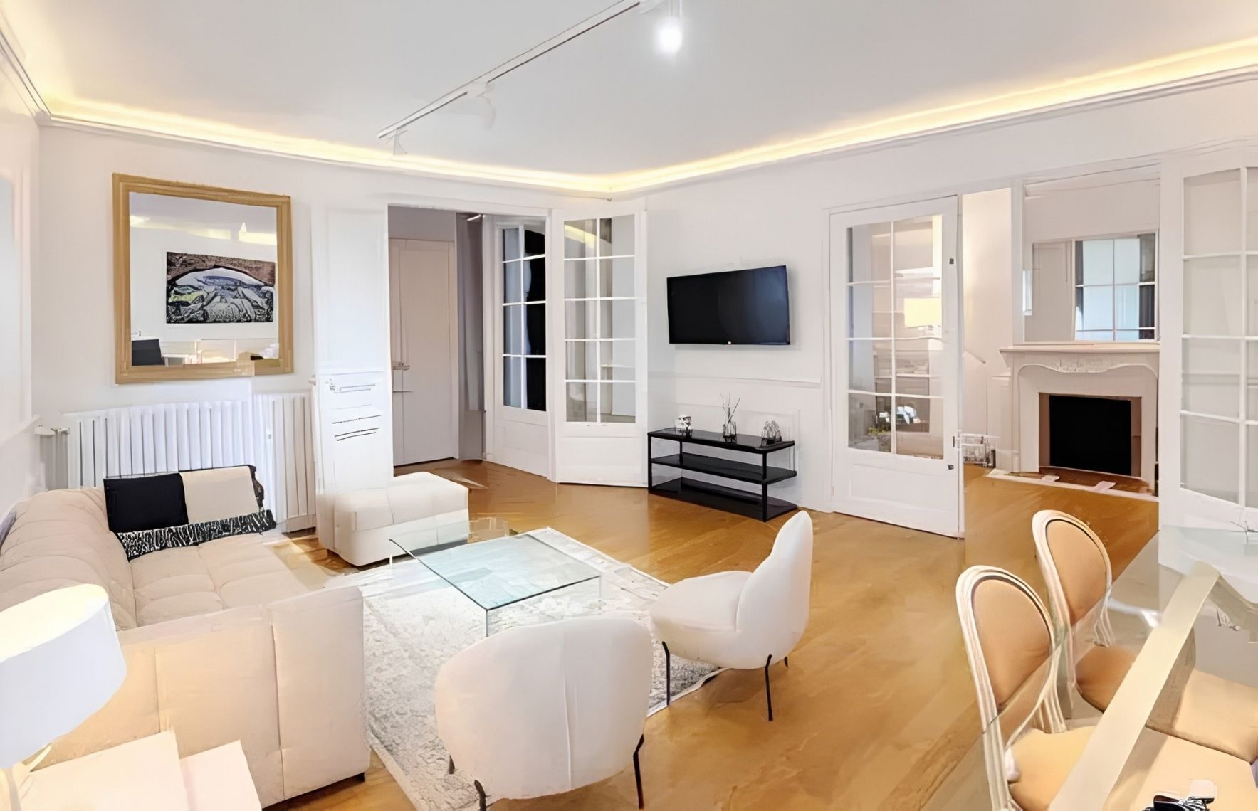 Appartement haussmannien meublé 3 chambres à louer Faubourg Saint-Honoré Paris 8e, séjour lumineux avec moulures et coin salle à manger