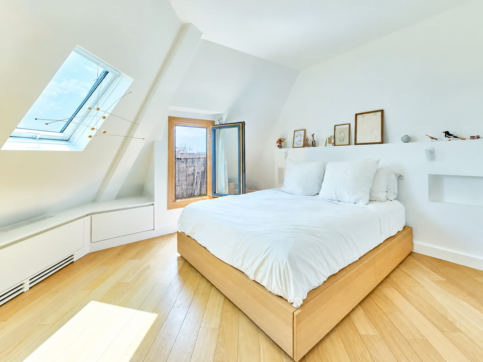 Chambre parentale avec Velux et rangements intégrés