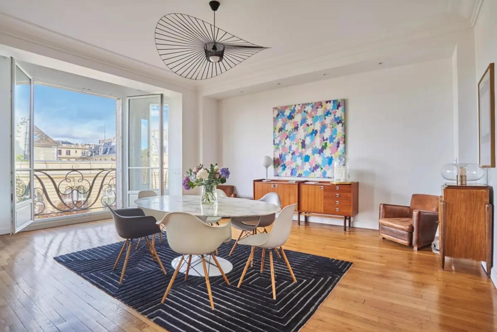 Salle à manger lumineuse avec vue sur Paris
