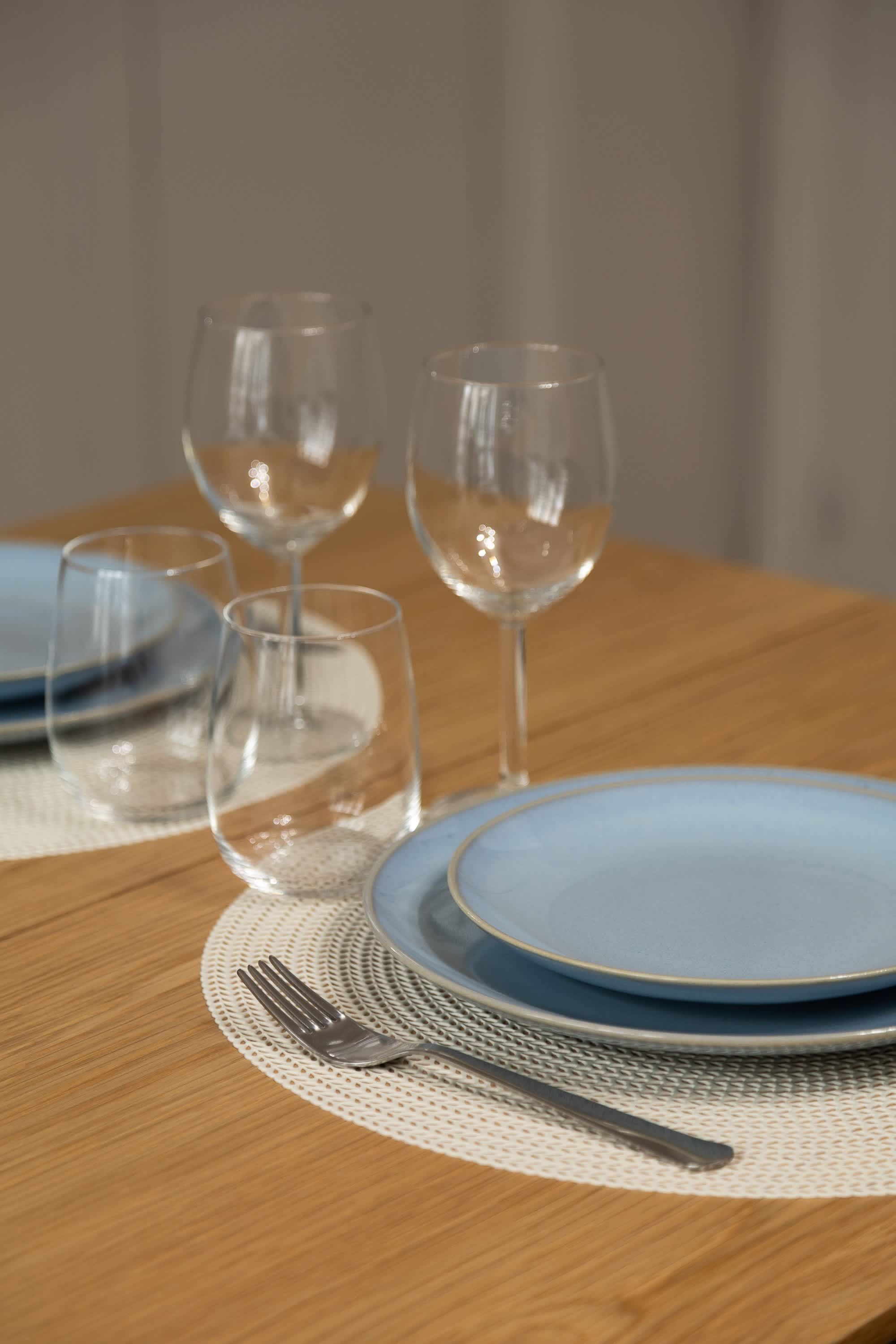 Appartement meublé rénové de 55 m² rue des Tournelles Paris 4e, canapé-lit et coin repas dans un intérieur lumineux du Marais