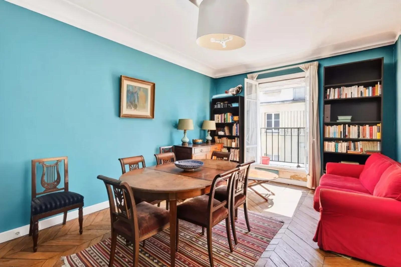 Salle à manger aux murs bleus et mobilier en bois