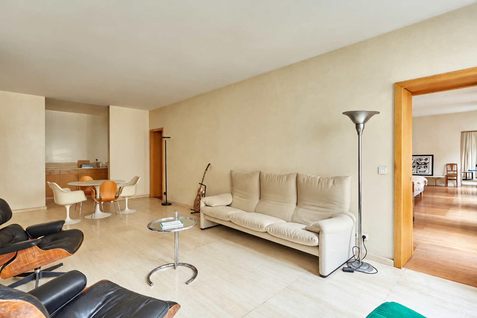 Salon moderne avec canapé et espace repas