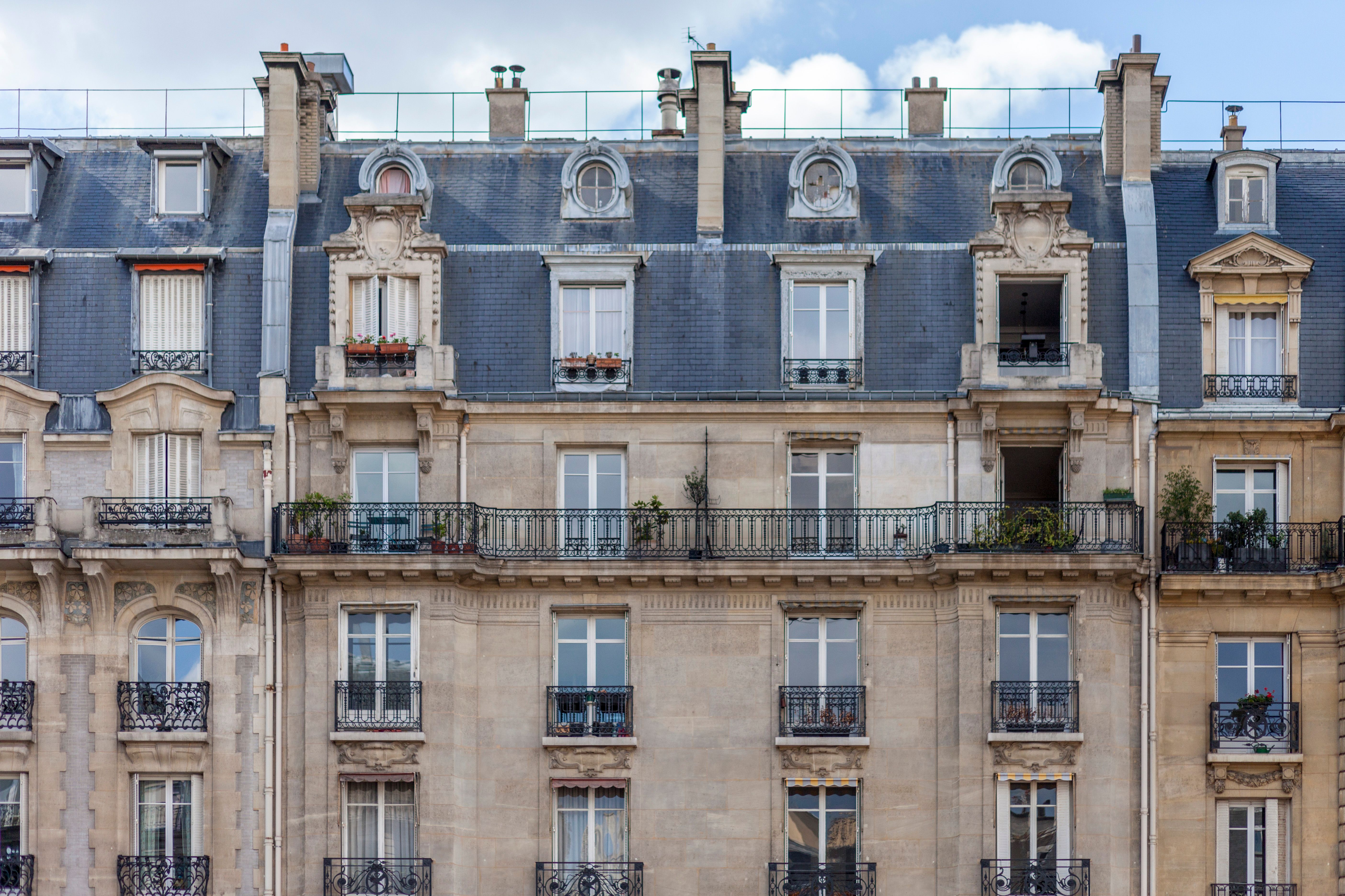 Property hunter conducting a professional HD video tour of a Haussmann apartment