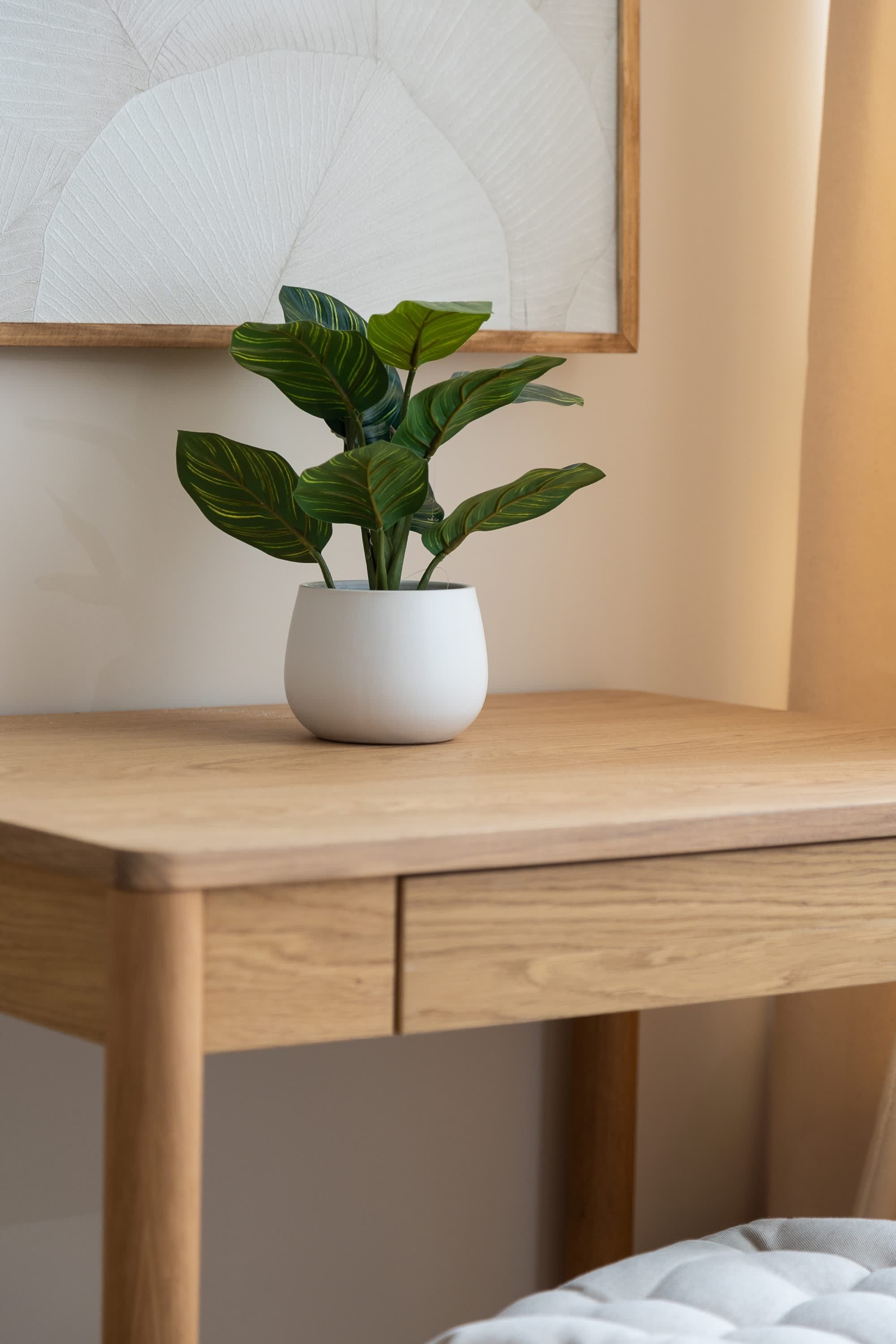 Appartement meublé rénové de 55 m² rue des Tournelles Paris 4e, canapé-lit et coin repas dans un intérieur lumineux du Marais