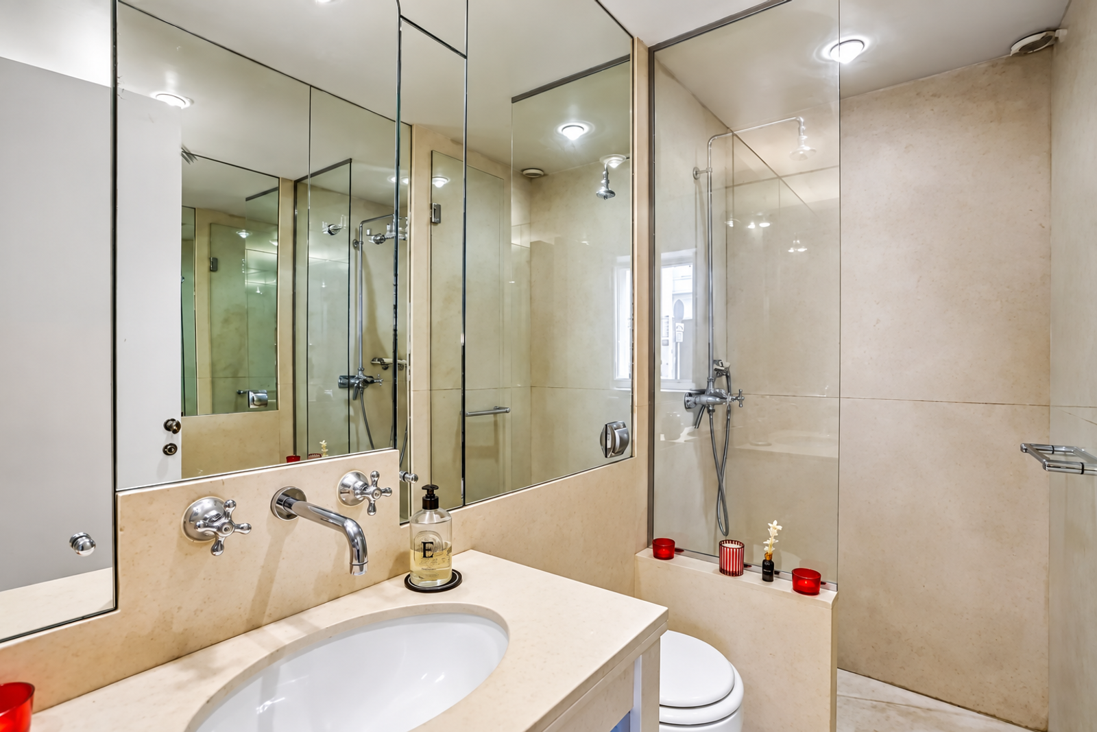 Salle d'eau du studio avec douche vitrée et vasque