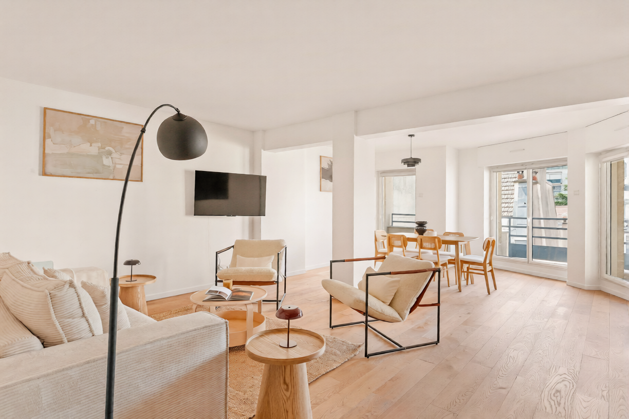 Séjour lumineux avec canapé en velours côtelé et table à manger dans un appartement deux chambres rénové rue Jean Bologne, Passy, Paris 16e