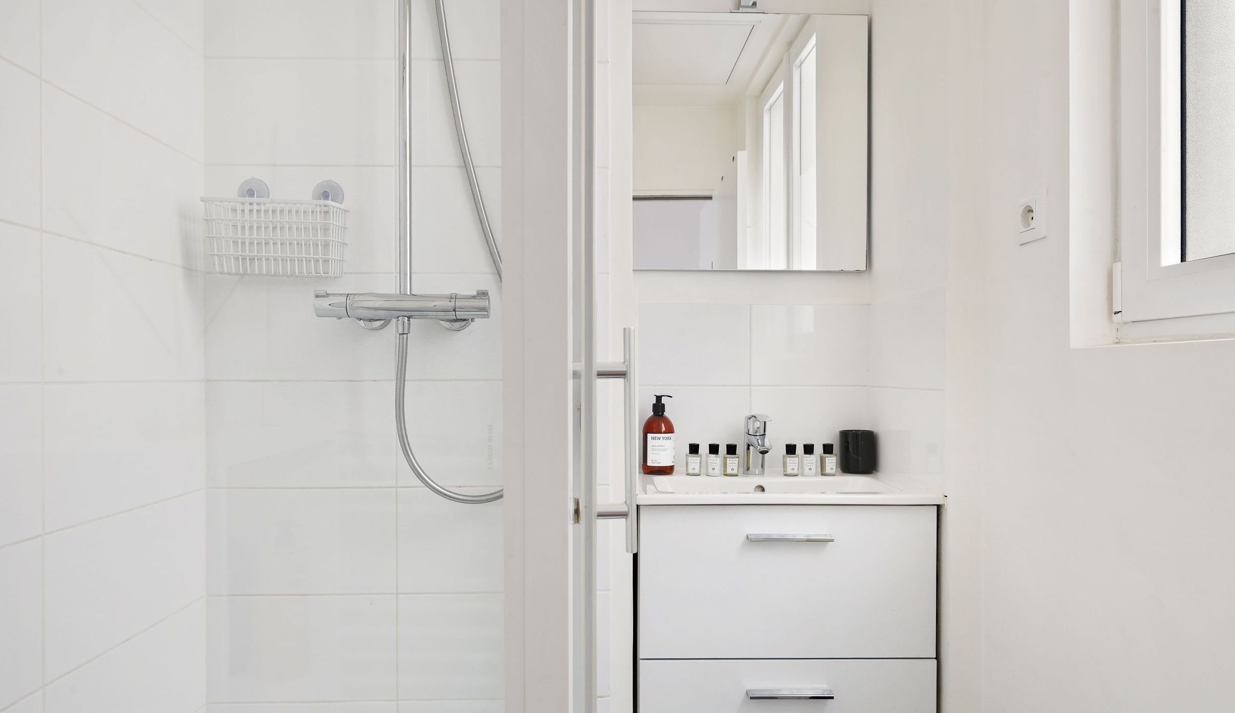 A clean and practical space, equipped with everything you need for your comfort.