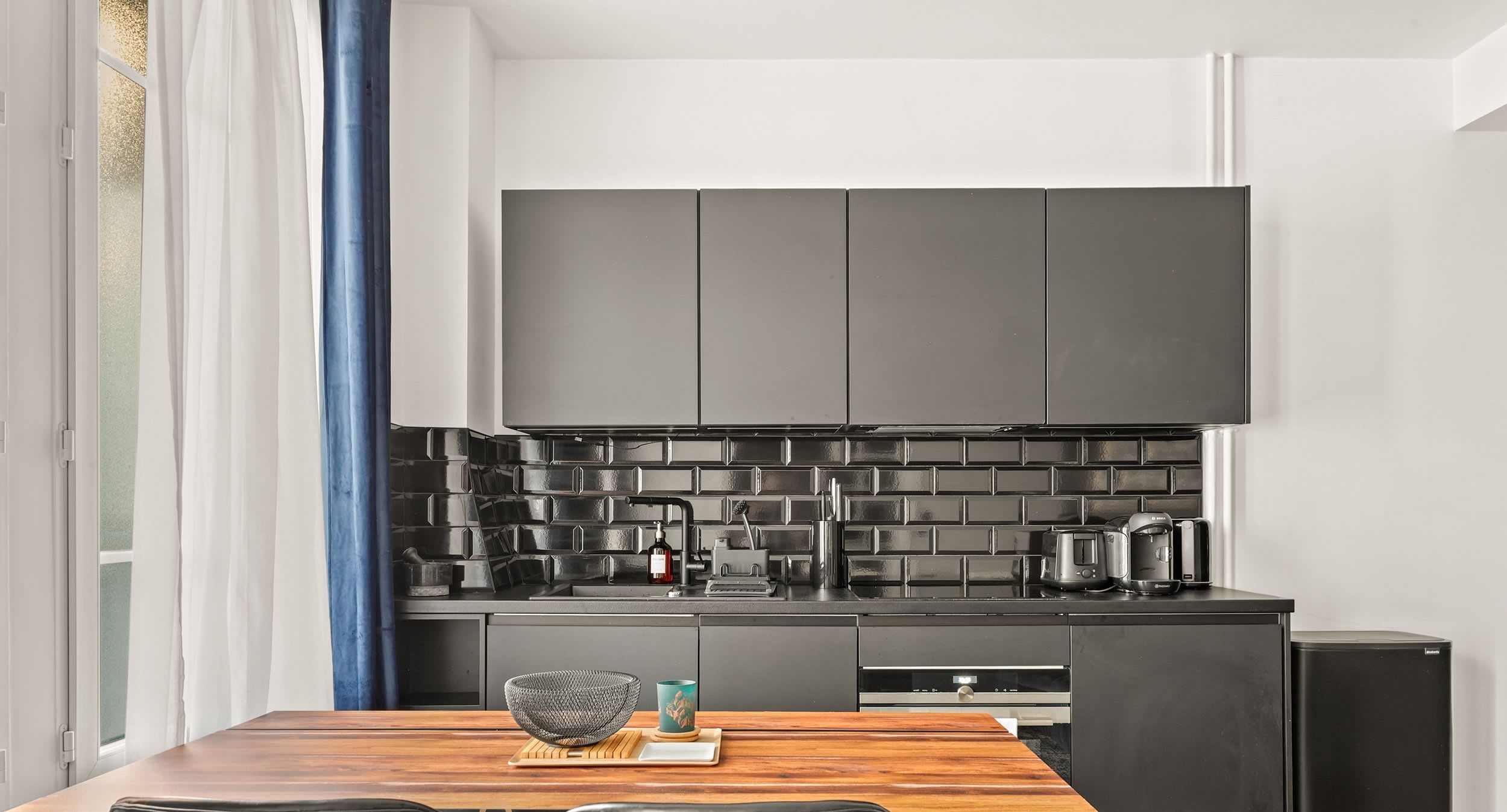Séjour d'un appartement meublé de 42 m² rue Boursault Paris 17e