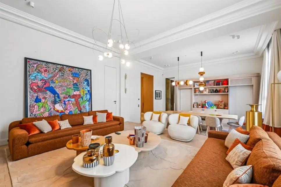Grand double séjour de luxe au mobilier contemporain