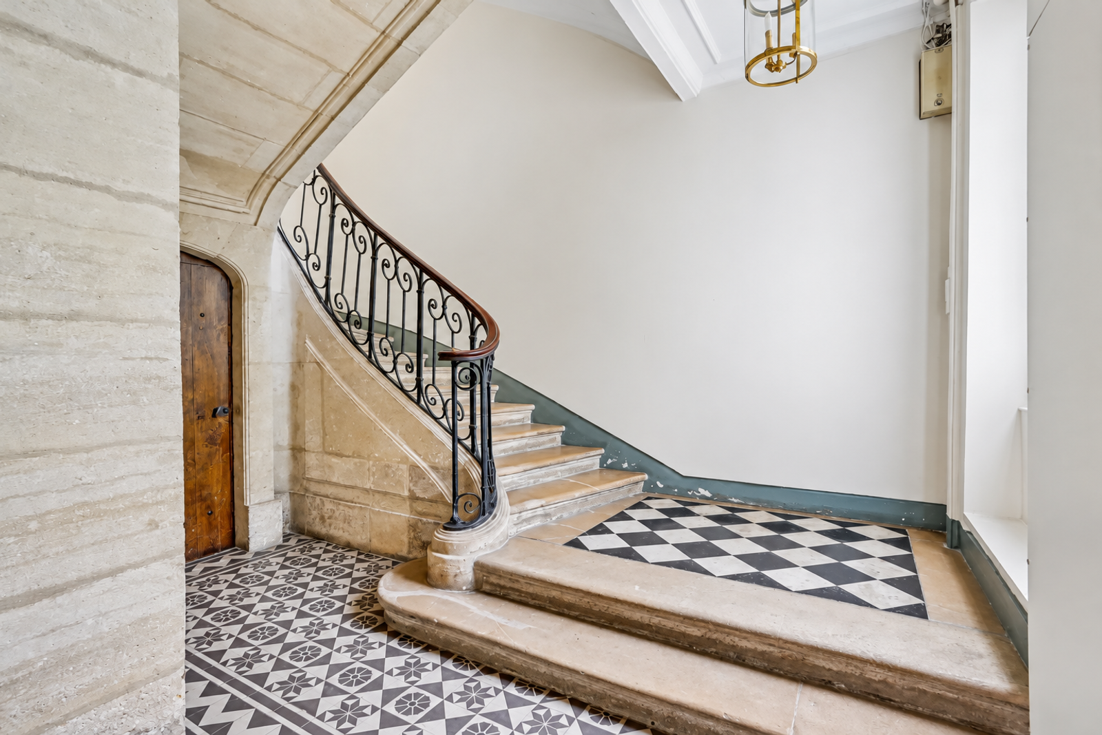 Escalier ancien avec rampe en fer forgé à Paris 7e
