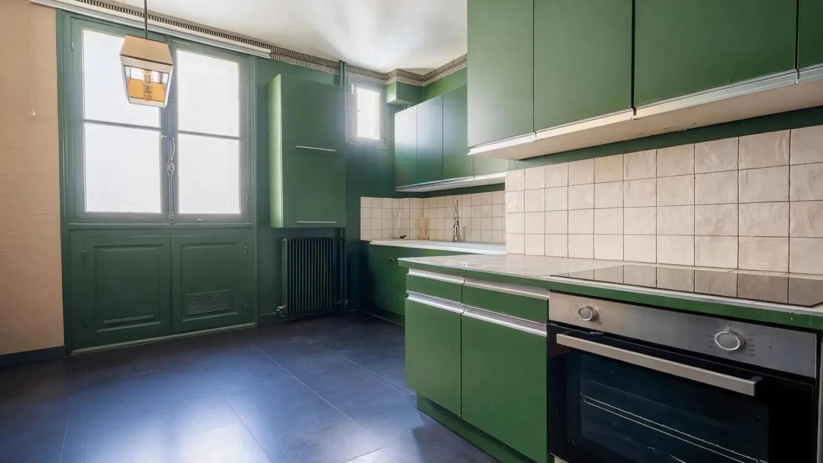 Cuisine verte avec placards et four encastré