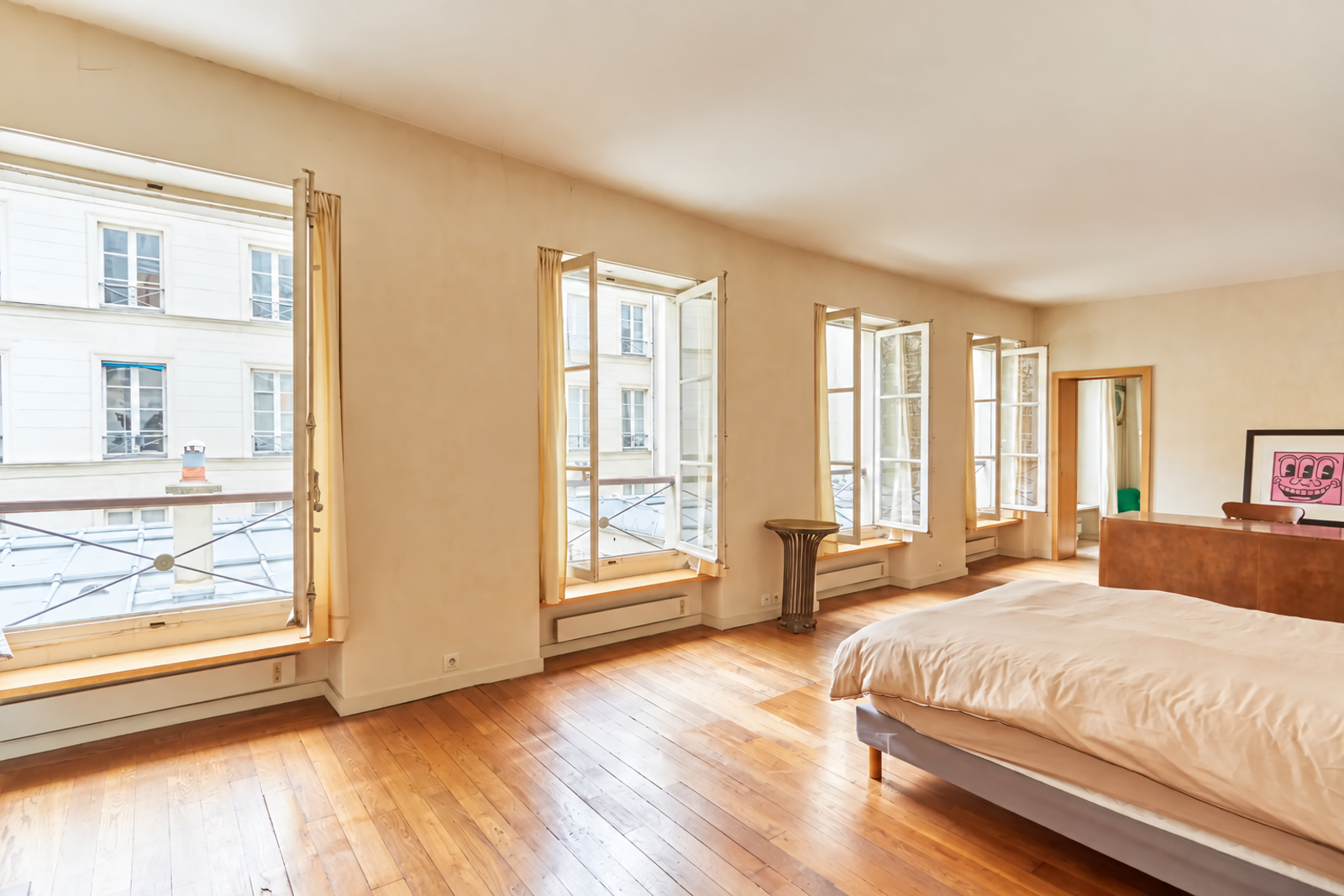 Grande chambre avec quatre fenêtres et parquet