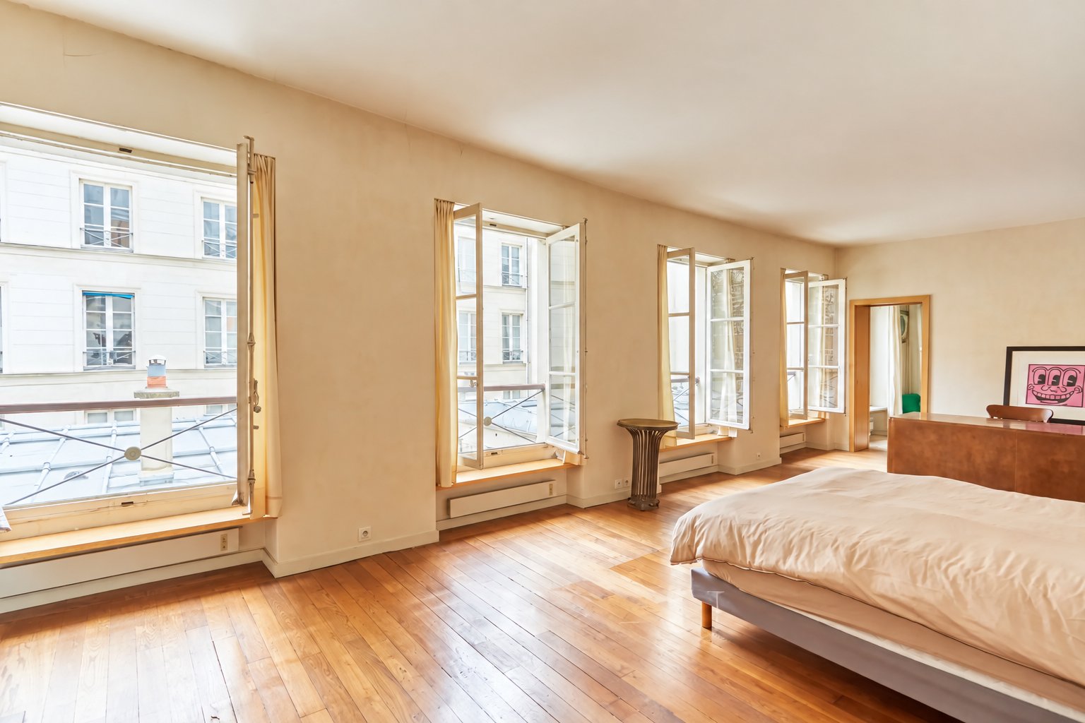 Grande chambre avec quatre fenêtres et parquet