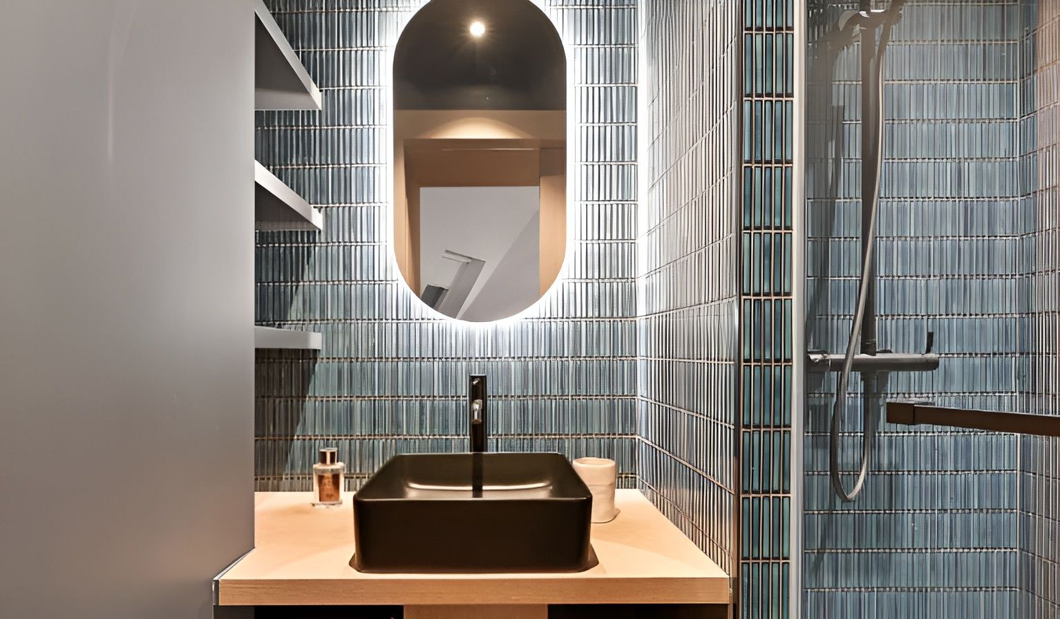 Appartement 2 pièces meublé élégant aux Batignolles Paris 17e, salon lumineux sous combles avec fenêtres parisiennes