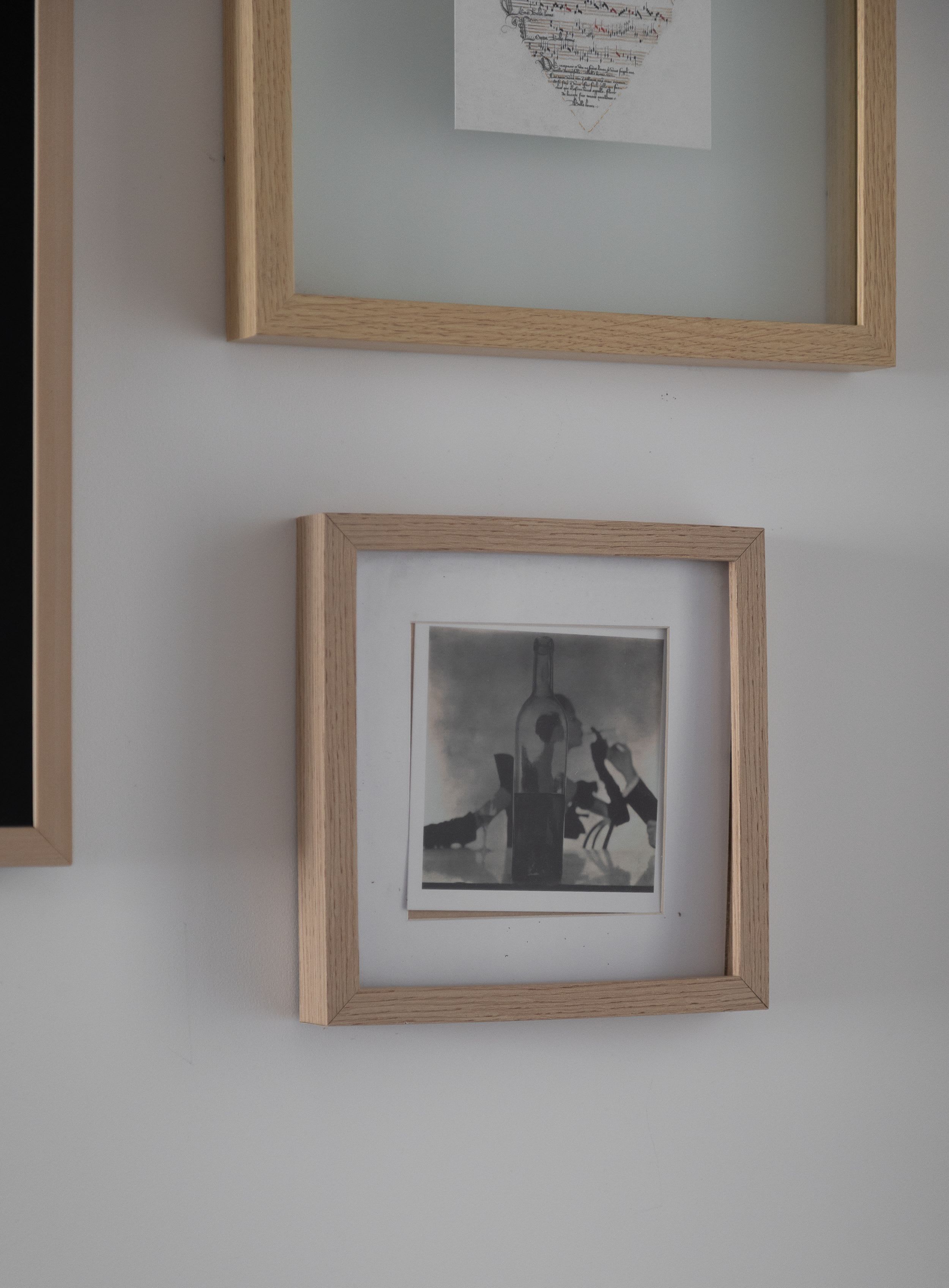 Appartement meublé rue Saint-Séverin Paris 5e, canapé-lit sous des poutres apparentes dans un intérieur du Quartier Latin