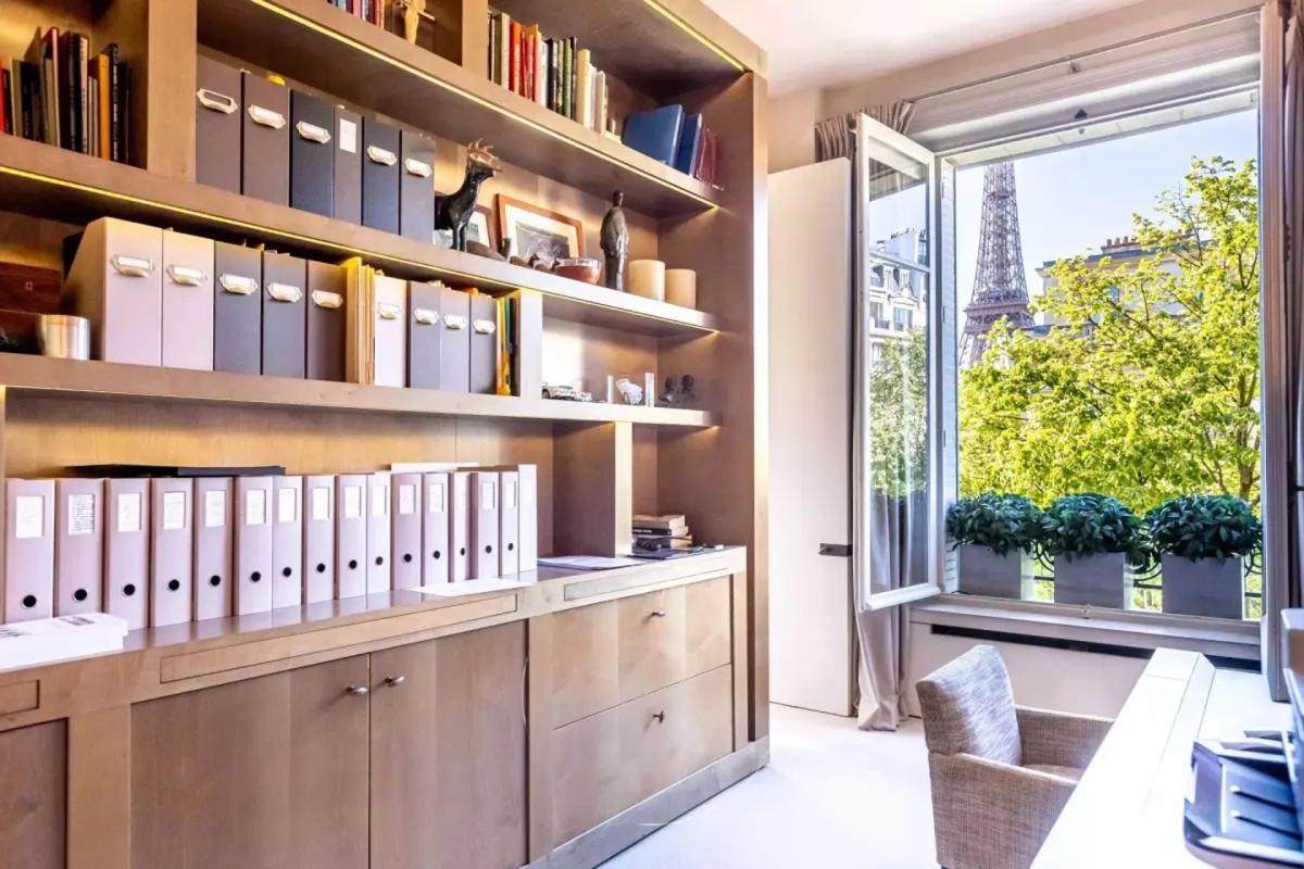 Bureau avec bibliothèque et vue sur la Tour Eiffel