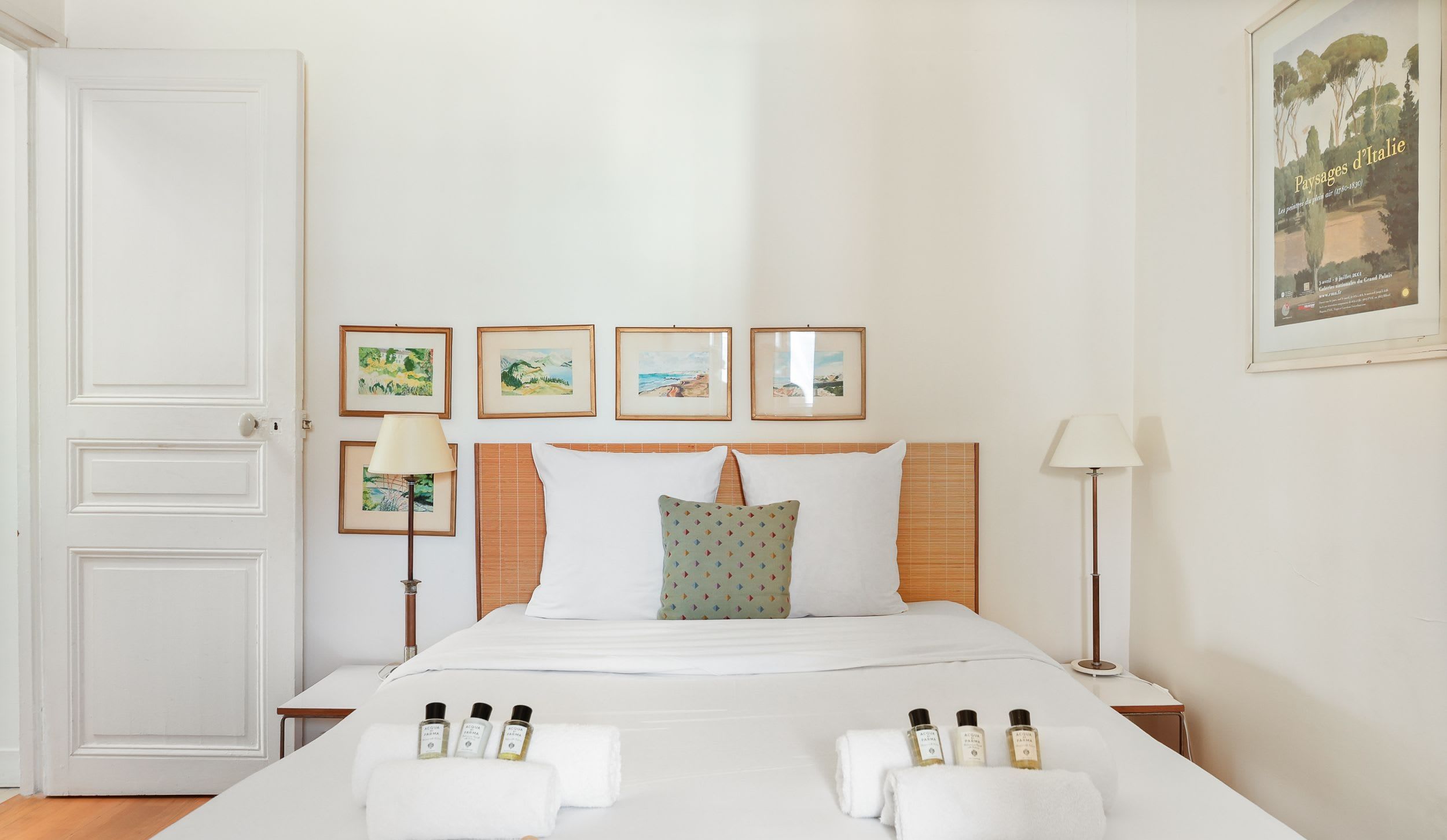 Une chambre lumineuse et reposante, décorée avec soin pour des nuits paisibles.