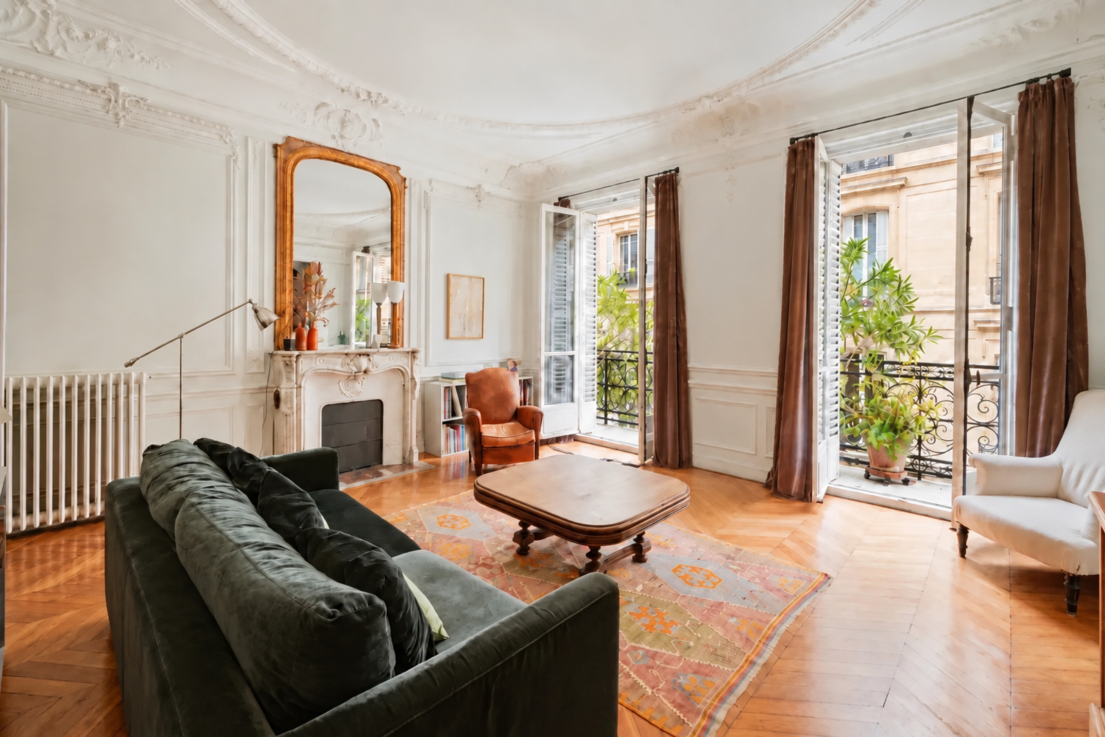 Salon et balcon avec vue sur une rue parisienne