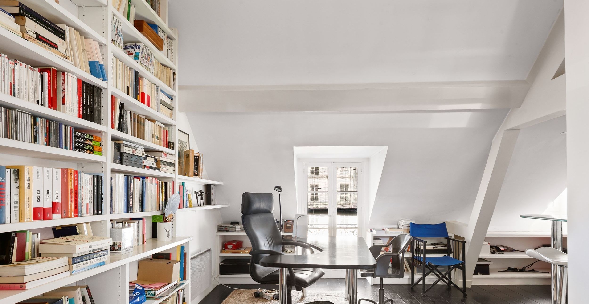 Charmant appartement 2 pièces meublé rue Daguerre Paris 14e, pièce de vie lumineuse au dernier étage avec fenêtres de toit et cuisine ouverte