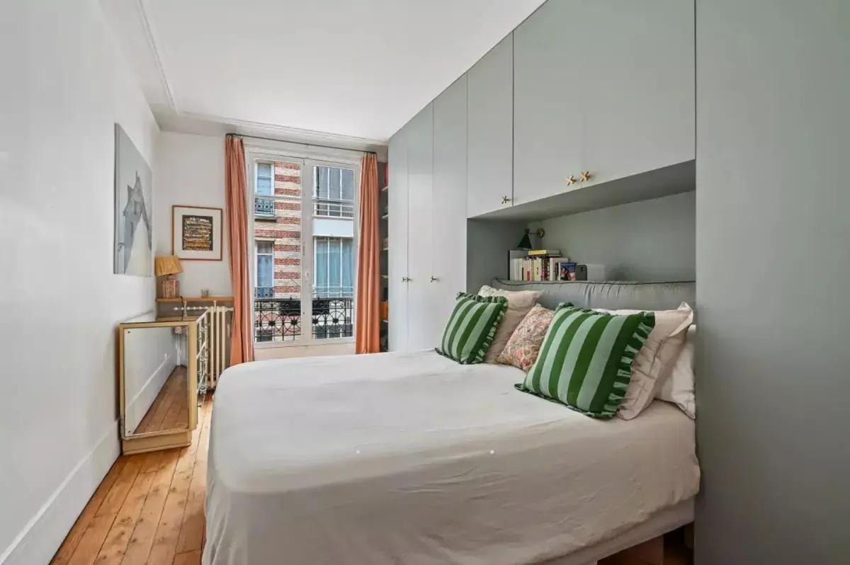 Chambre double avec placards intégrés et parquet