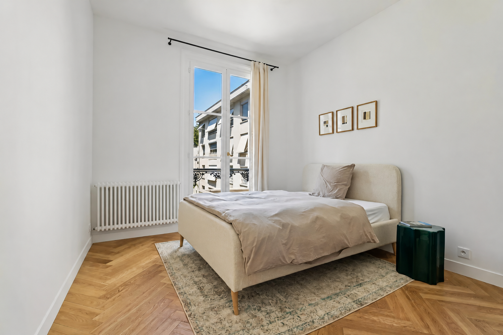 Chambre lumineuse avec lit double et parquet