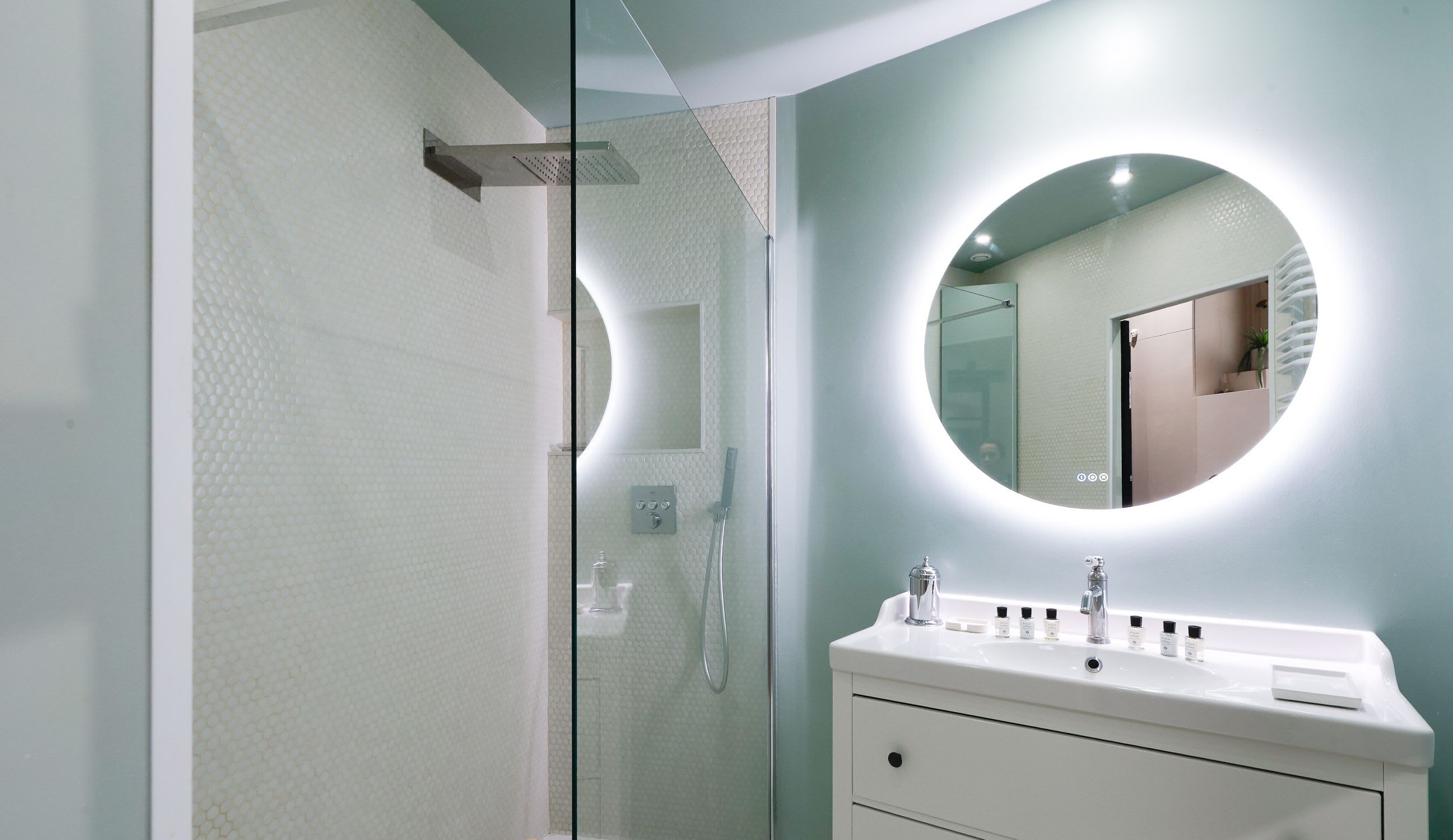 Salle de bain équipée avec douche