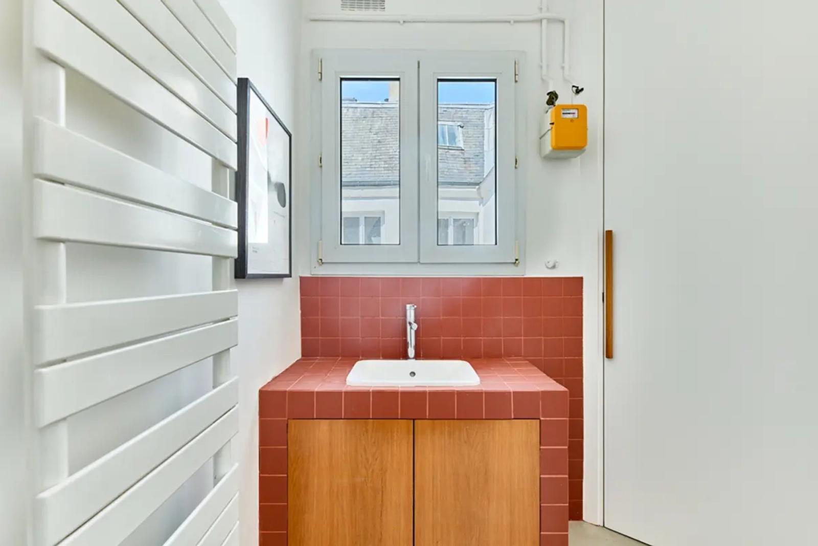 Salle d'eau avec vasque terracotta et fenêtre