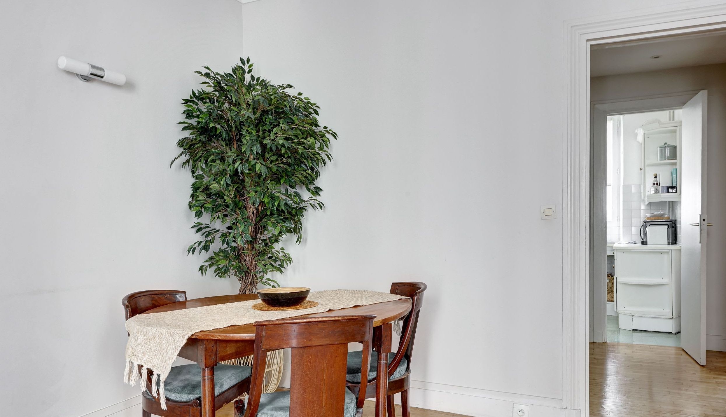French elegant apartment near the Arc de Triomphe