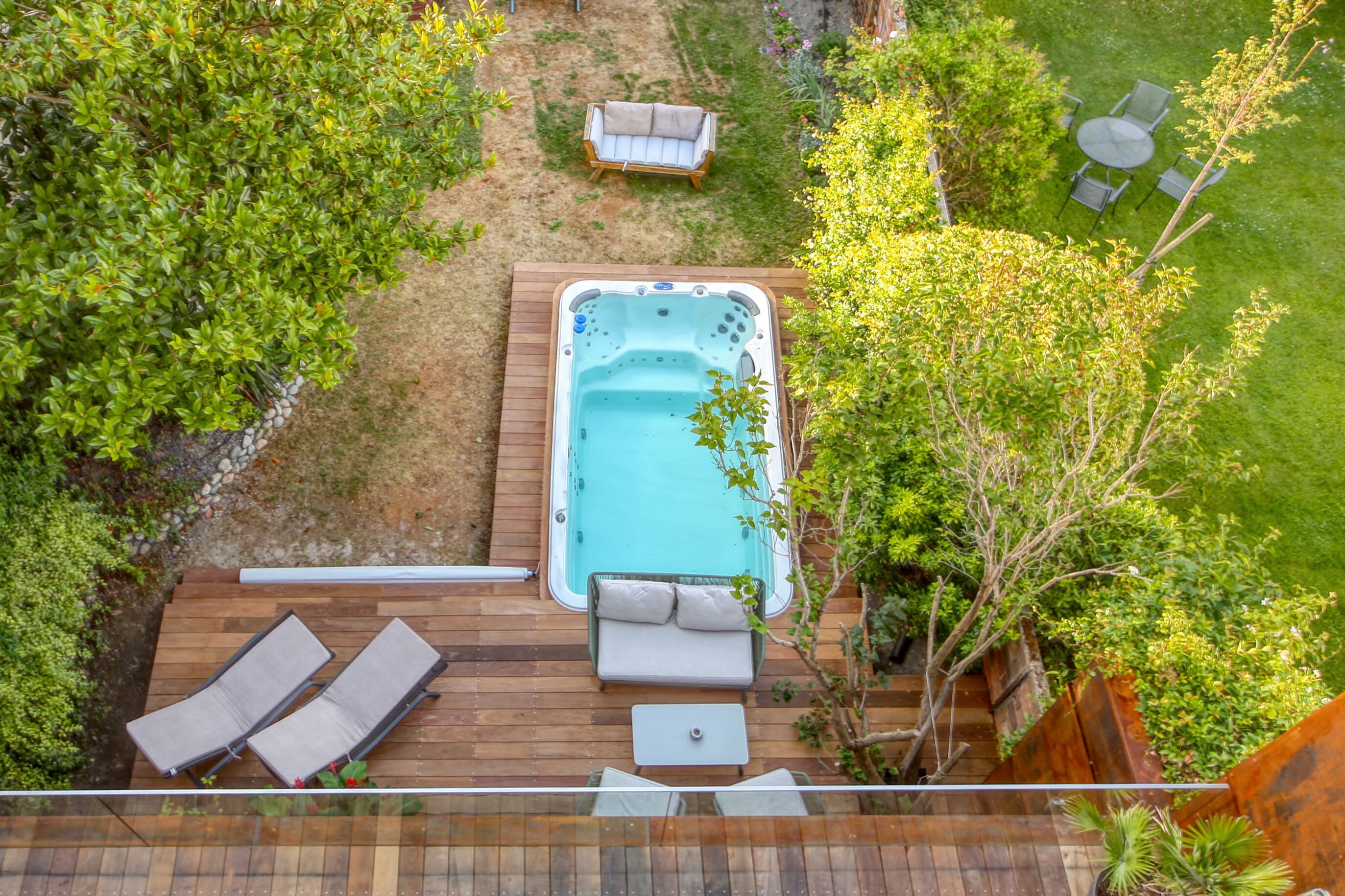 Villa d’architecte de 200 m² avec rooftop, piscine spa, salle de cinéma et jardin à Issy-les-Moulineaux près de Paris.