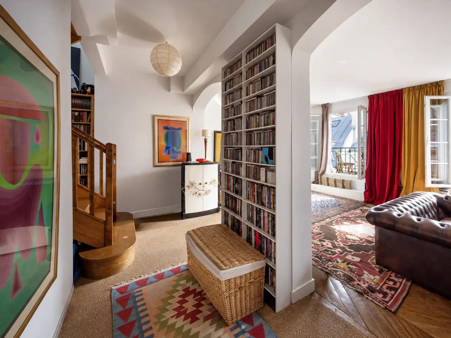 Dégagement avec escalier et étagères toute hauteur