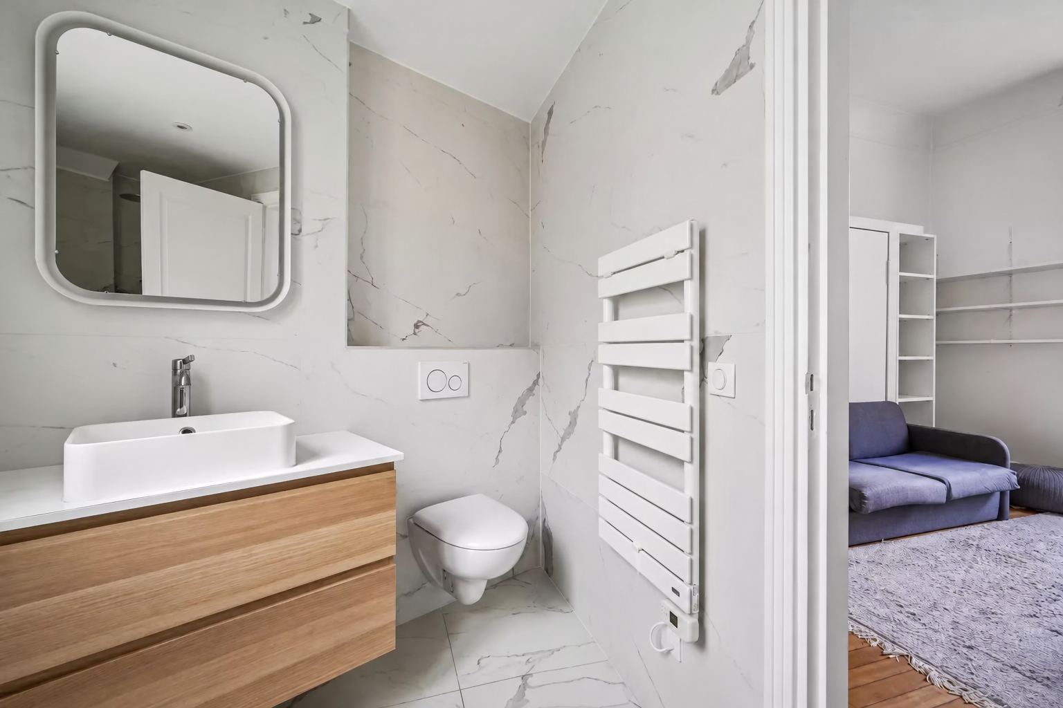 Salle d'eau rénovée avec vasque et WC