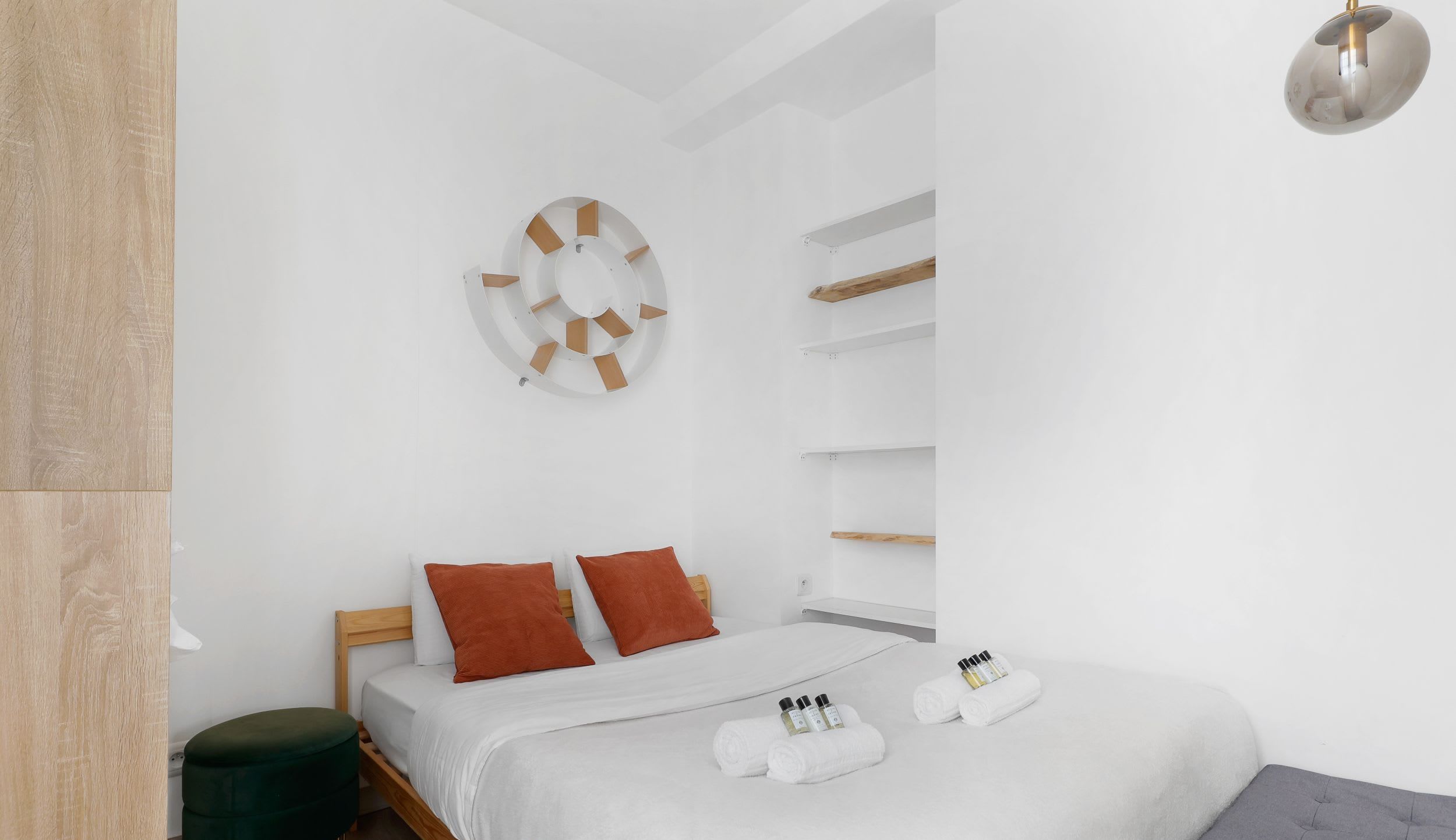 Appartement meublé rue Saint-Séverin Paris 5e, canapé-lit sous des poutres apparentes dans un intérieur du Quartier Latin