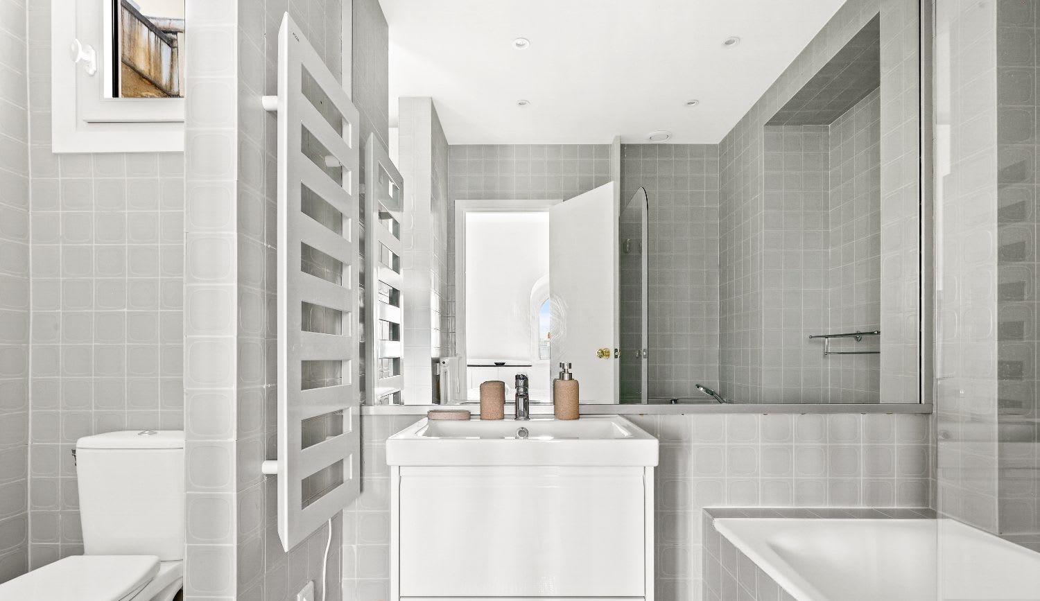 Duplex de luxe Paris 16e, séjour double hauteur avec balcon en fer forgé et vue Tour Eiffel, location meublée moyenne durée