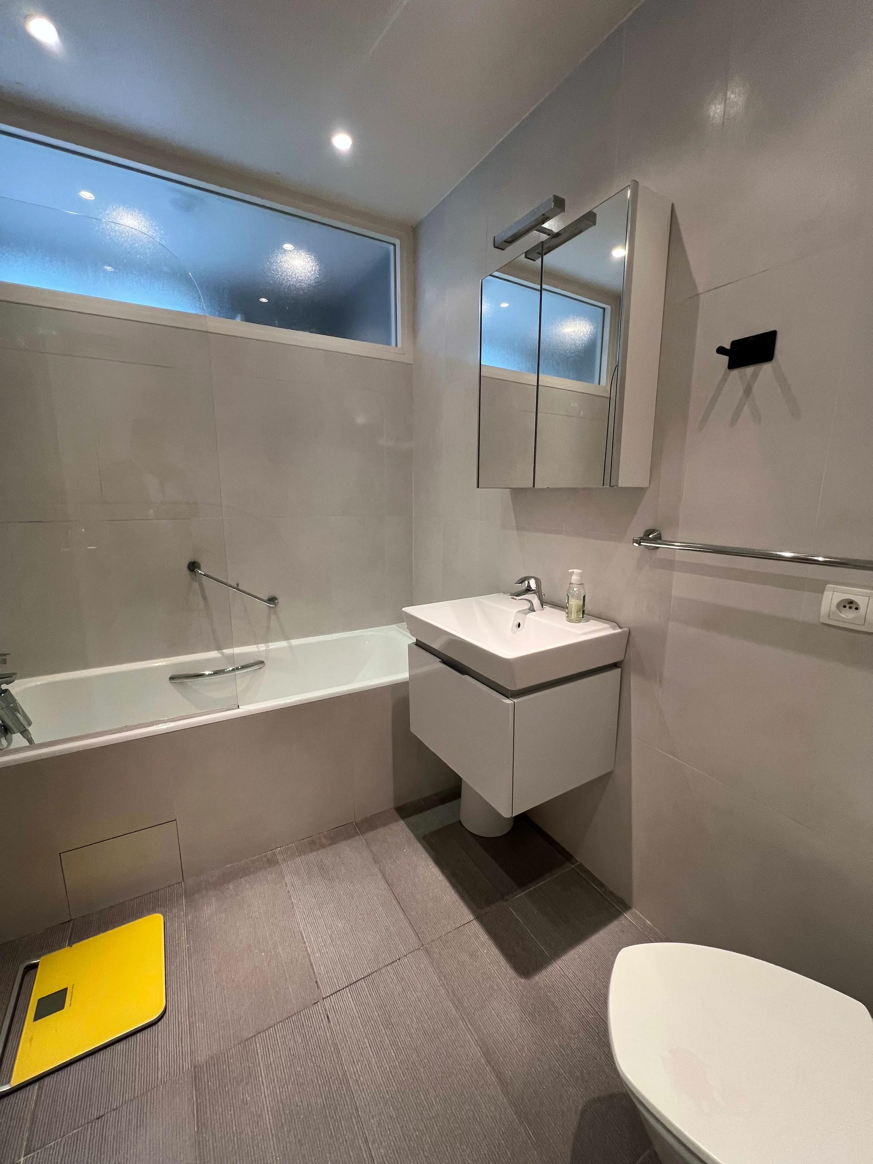 Elegant 2-bedroom apartment for rent rue Saint-Didier Chaillot Paris 16e, bright living room with mouldings, point de Hongrie parquet and semi-open kitchen