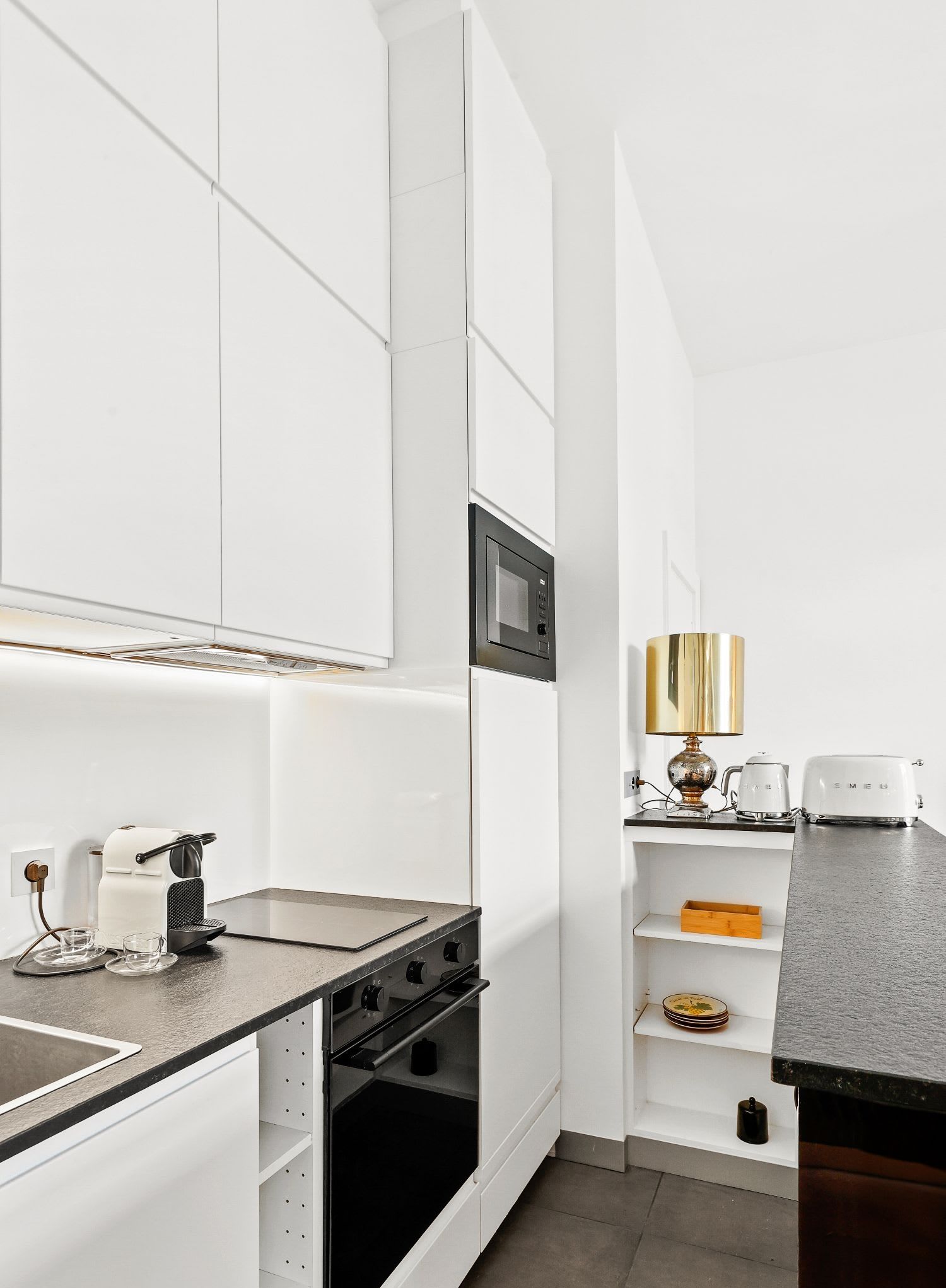 Duplex de luxe Paris 16e, séjour double hauteur avec balcon en fer forgé et vue Tour Eiffel, location meublée moyenne durée