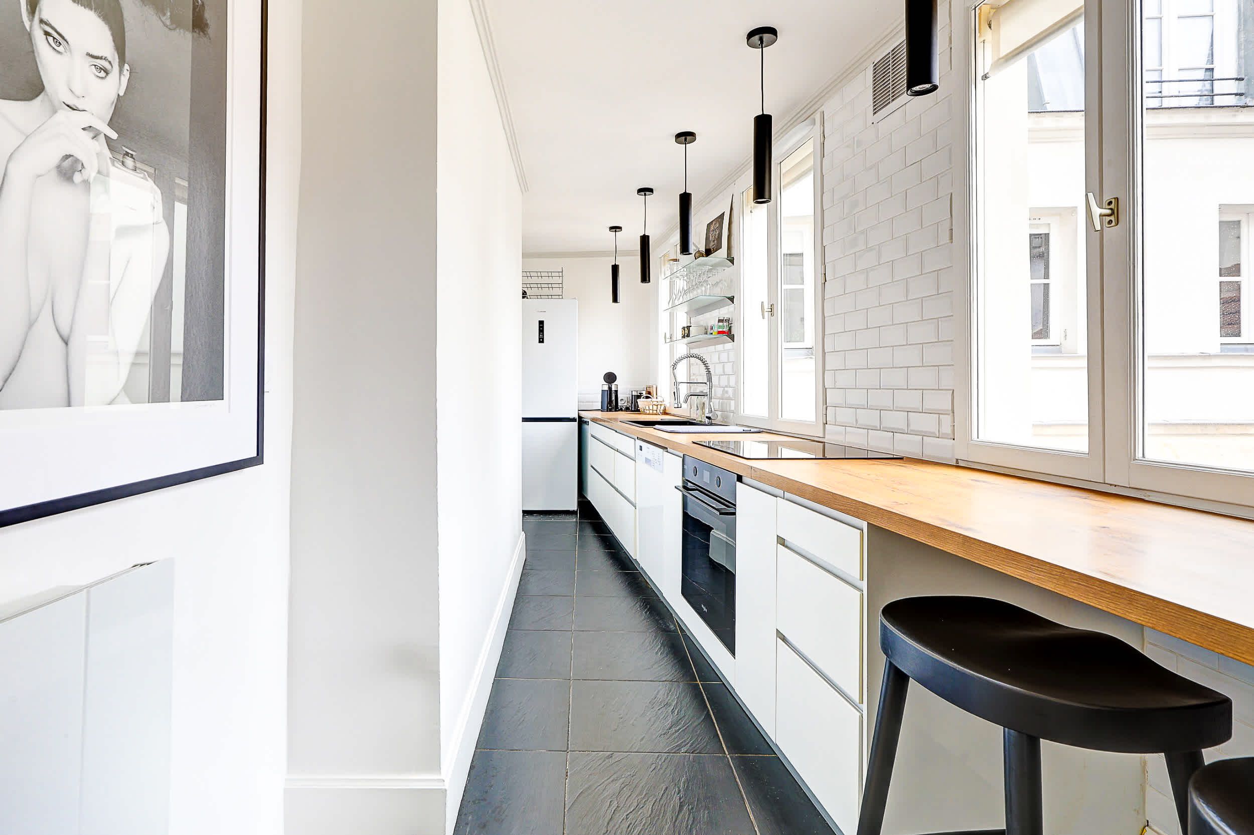 Fully equipped kitchen: Ample storage, oven, breakfast bar with high stools, and everything you need to prepare meals.