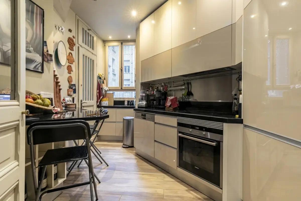 Cuisine moderne avec espace repas à Paris 7e