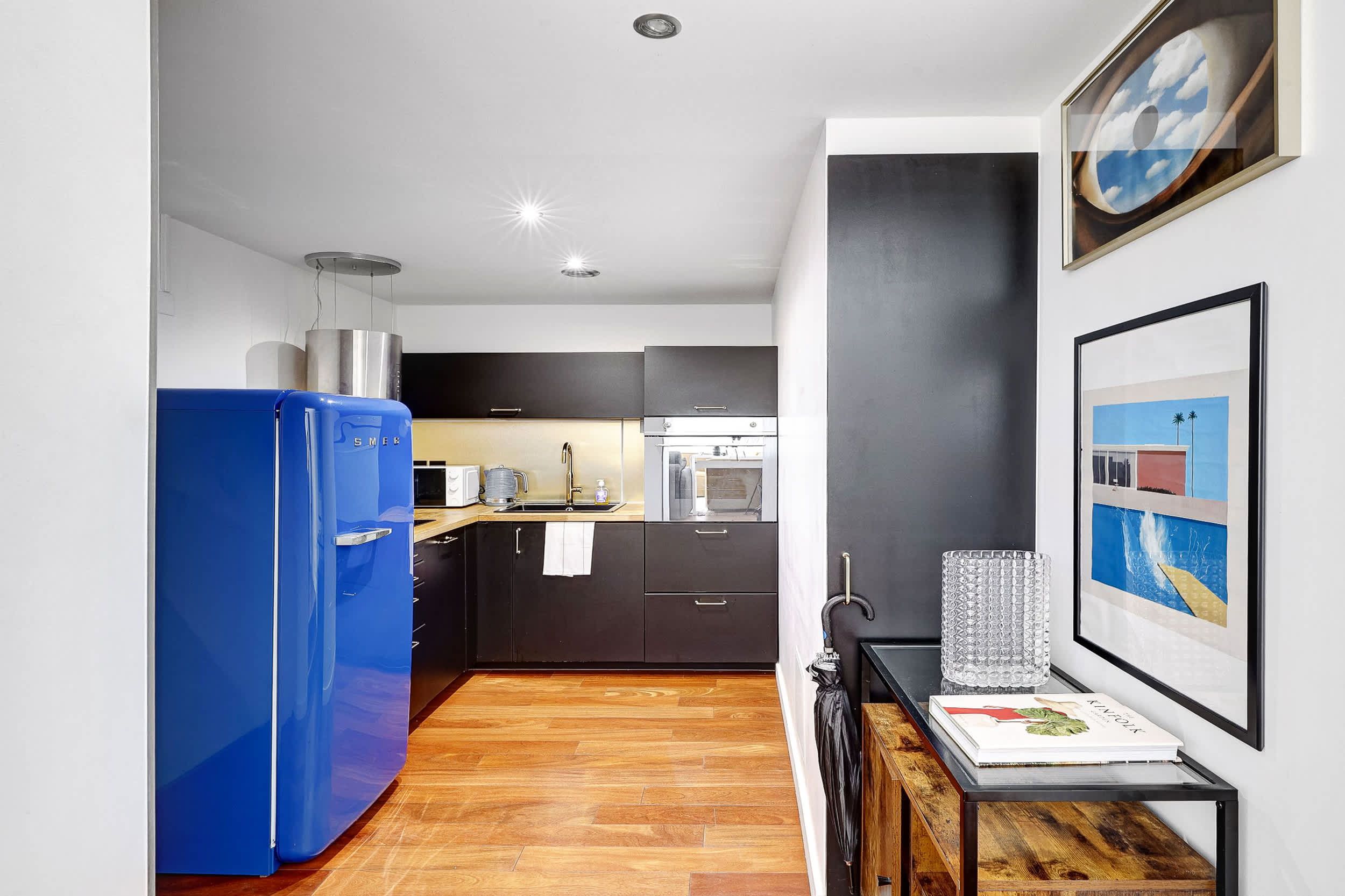 Functional and equipped kitchen: microwave, fridge, storage, stovetop, etc.