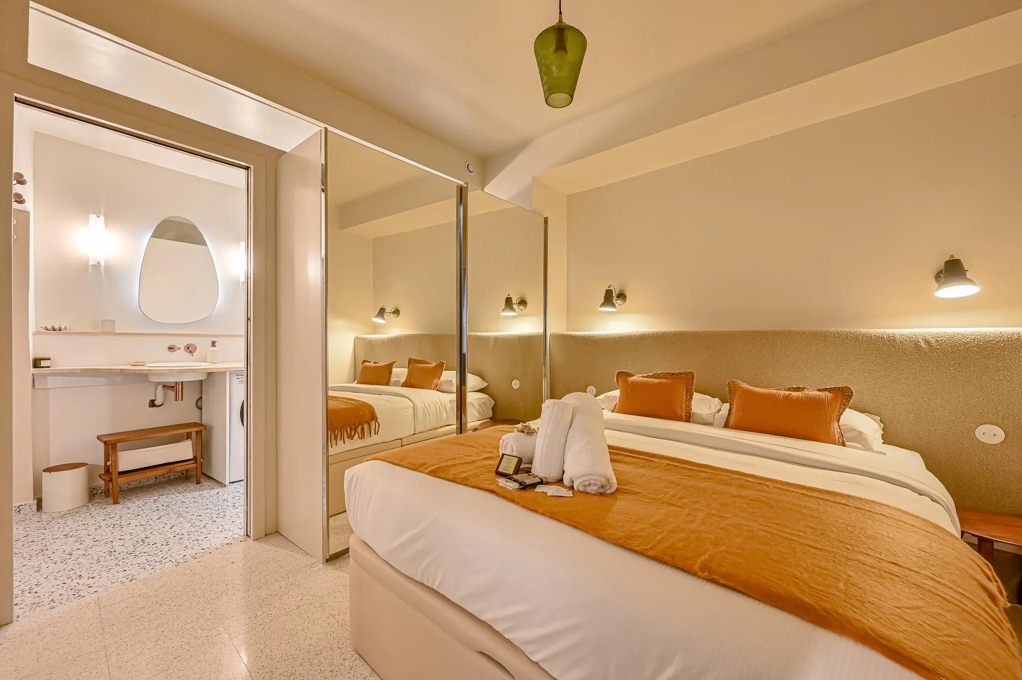 Chambre double avec armoire miroir