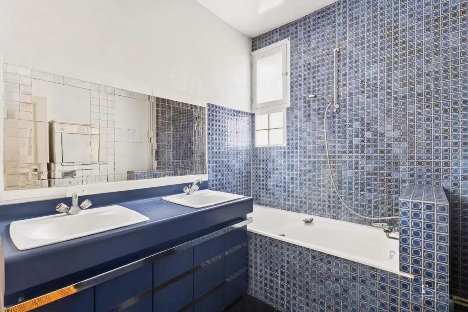Salle de bains avec baignoire et double vasque